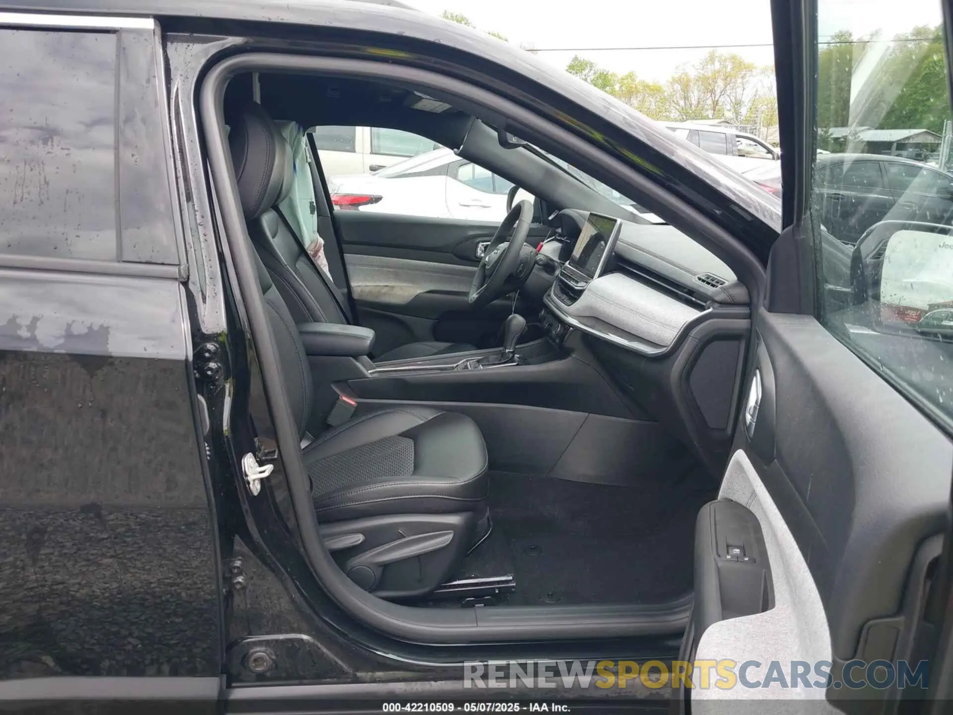5 Photograph of a damaged car 3C4NJDBN5RT591025 JEEP COMPASS 2024