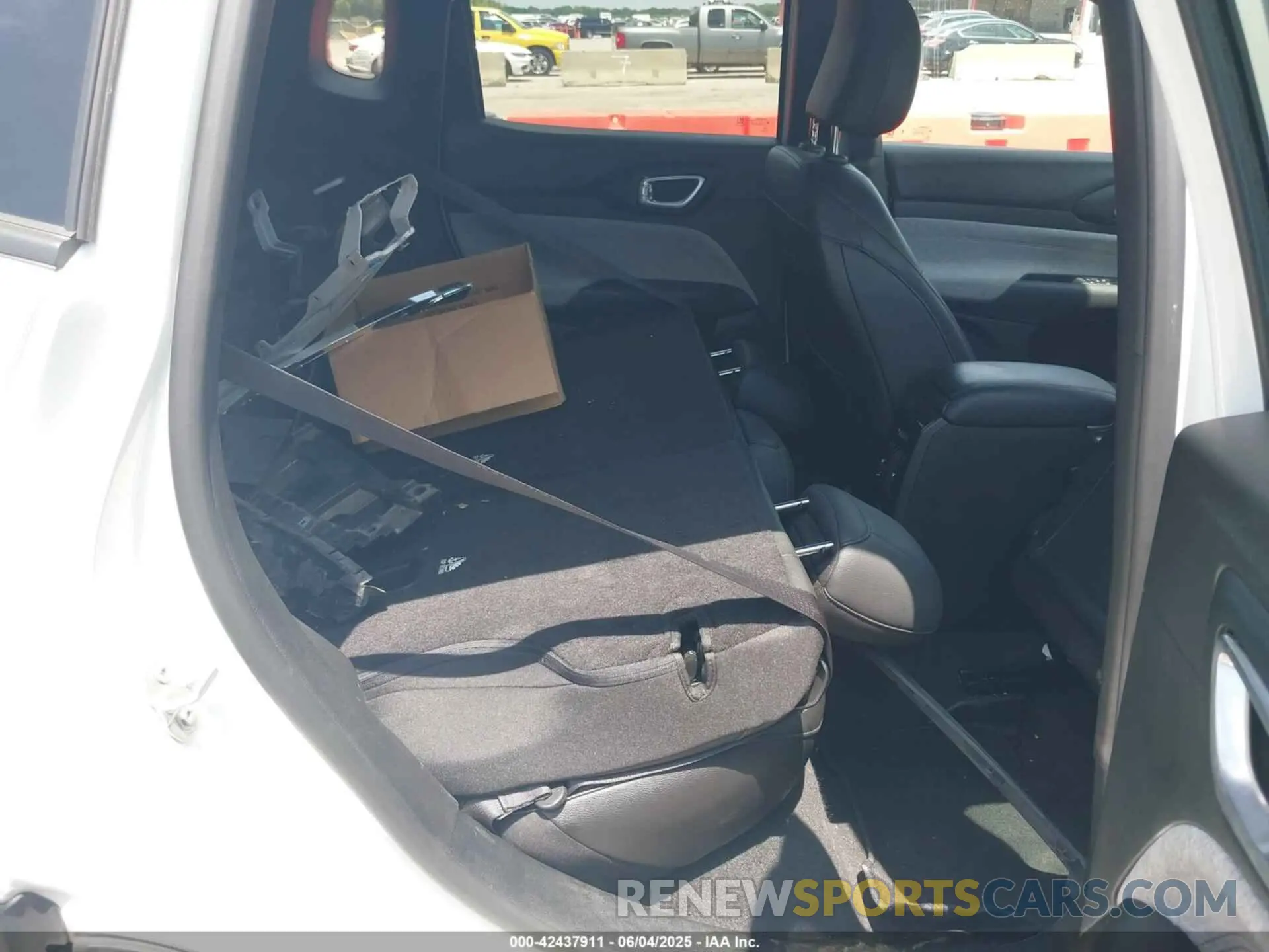 8 Photograph of a damaged car 3C4NJDBN6RT132814 JEEP COMPASS 2024