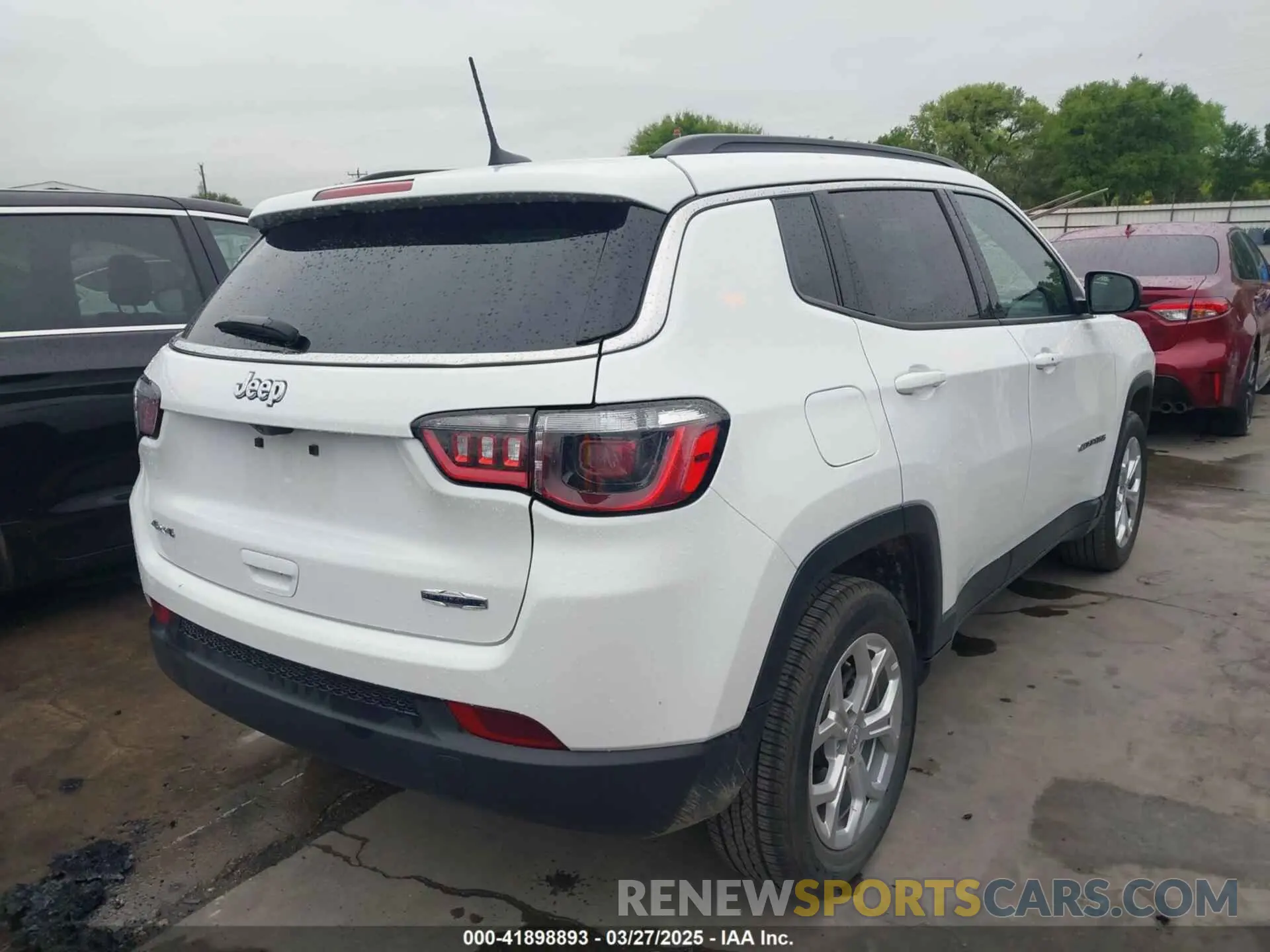 4 Photograph of a damaged car 3C4NJDBN8RT160288 JEEP COMPASS 2024