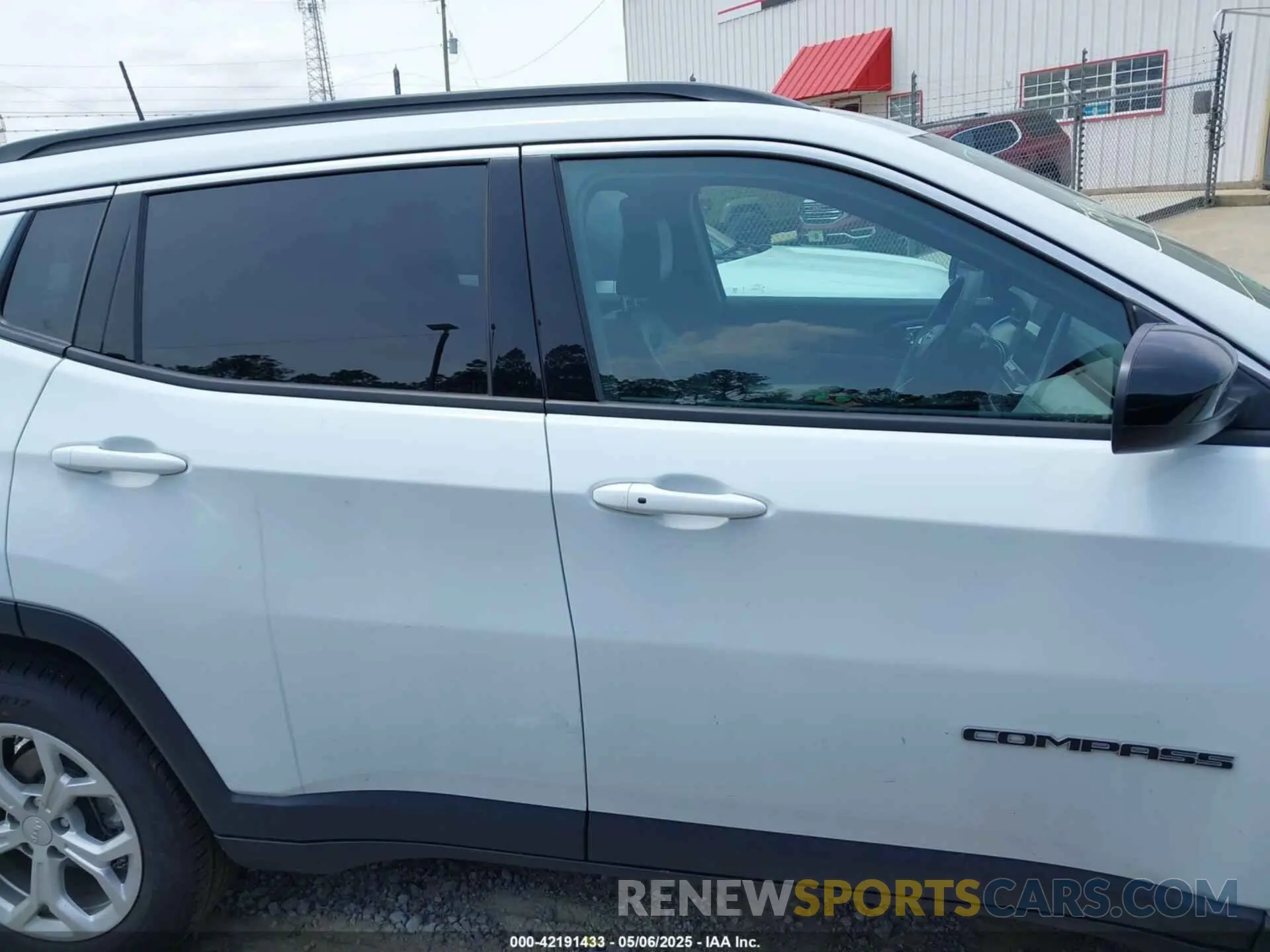 13 Photograph of a damaged car 3C4NJDBNXRT119192 JEEP COMPASS 2024