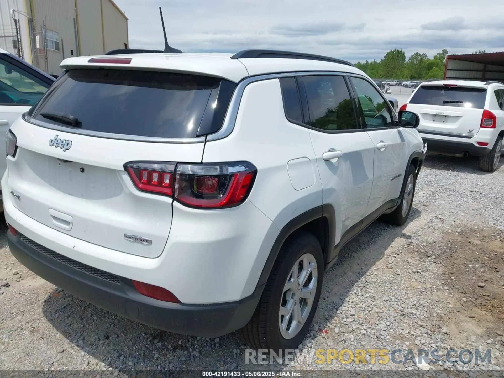 4 Photograph of a damaged car 3C4NJDBNXRT119192 JEEP COMPASS 2024