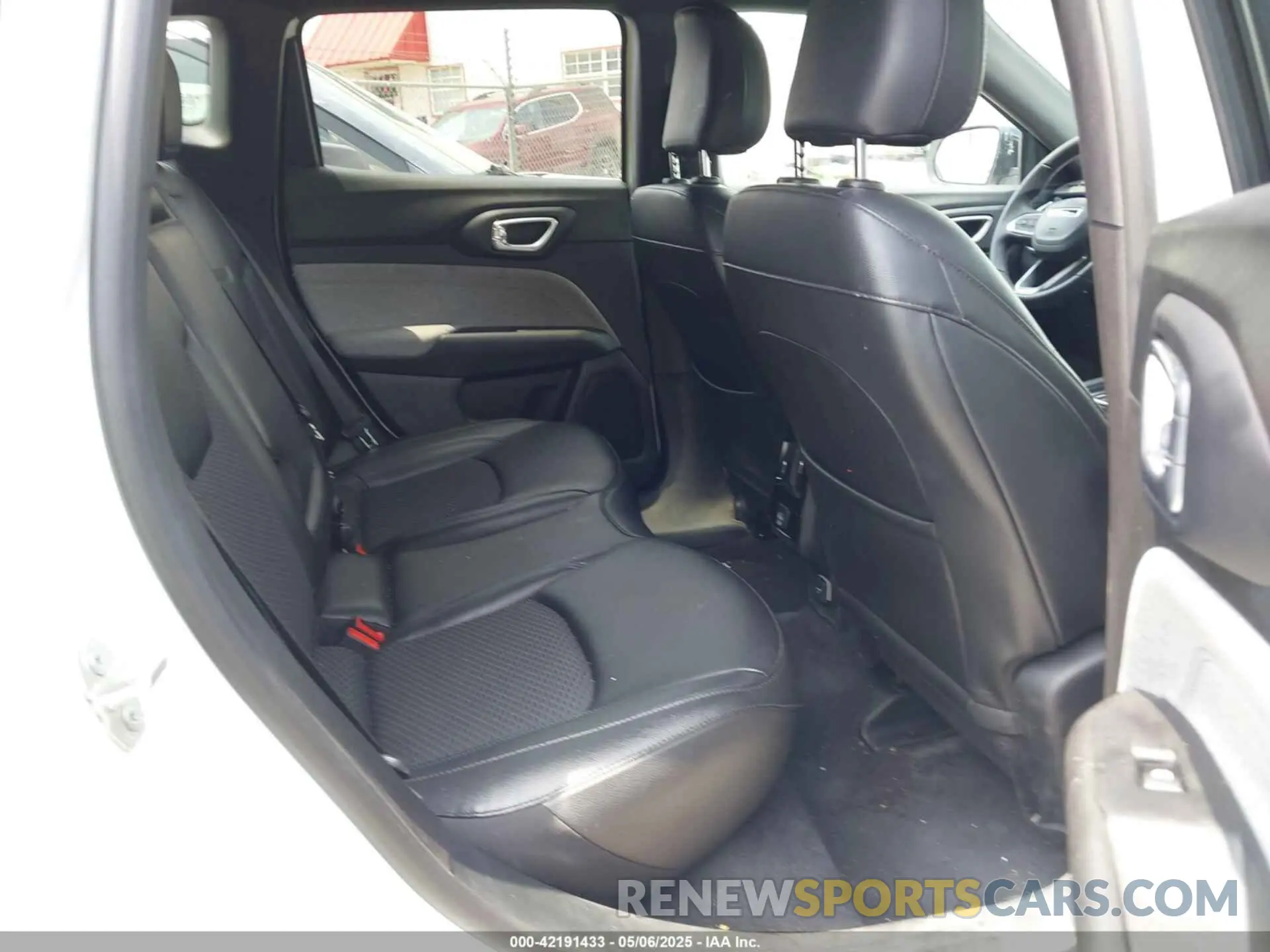 8 Photograph of a damaged car 3C4NJDBNXRT119192 JEEP COMPASS 2024