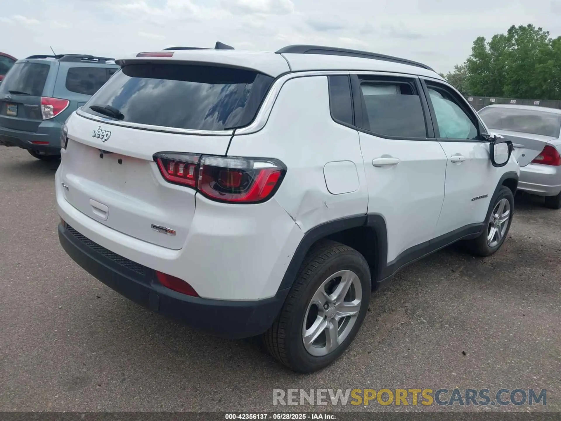 4 Photograph of a damaged car 3C4NJDBNXRT603959 JEEP COMPASS 2024