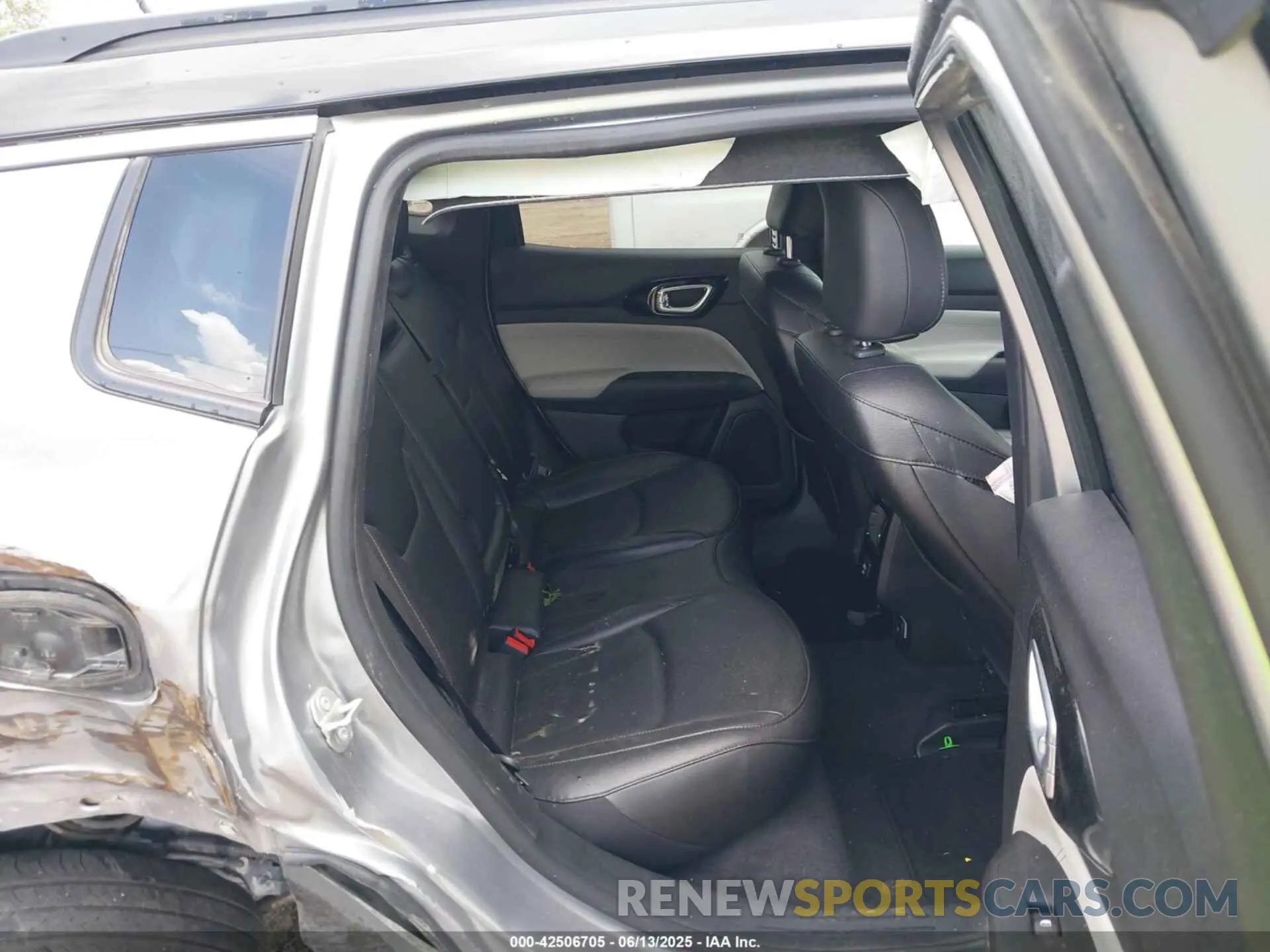 8 Photograph of a damaged car 3C4NJDCN0RT610787 JEEP COMPASS 2024