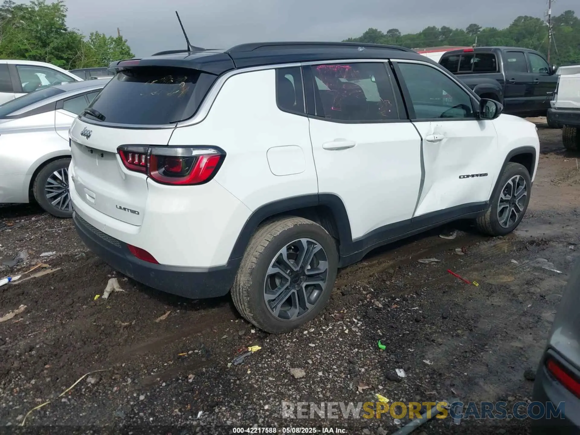 4 Photograph of a damaged car 3C4NJDCN1RT596978 JEEP COMPASS 2024