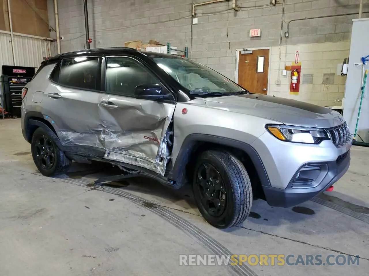 4 Photograph of a damaged car 3C4NJDDN3RT596527 JEEP COMPASS 2024