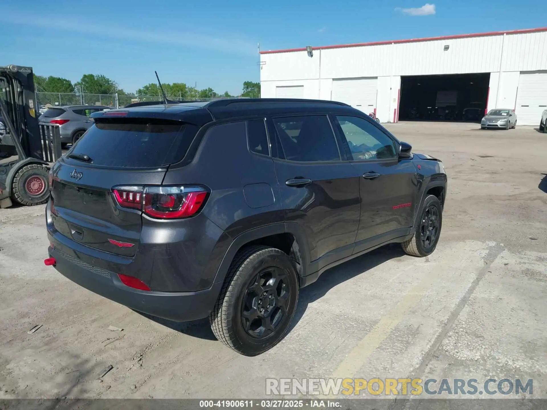 4 Photograph of a damaged car 3C4NJDDN8RT596037 JEEP COMPASS 2024