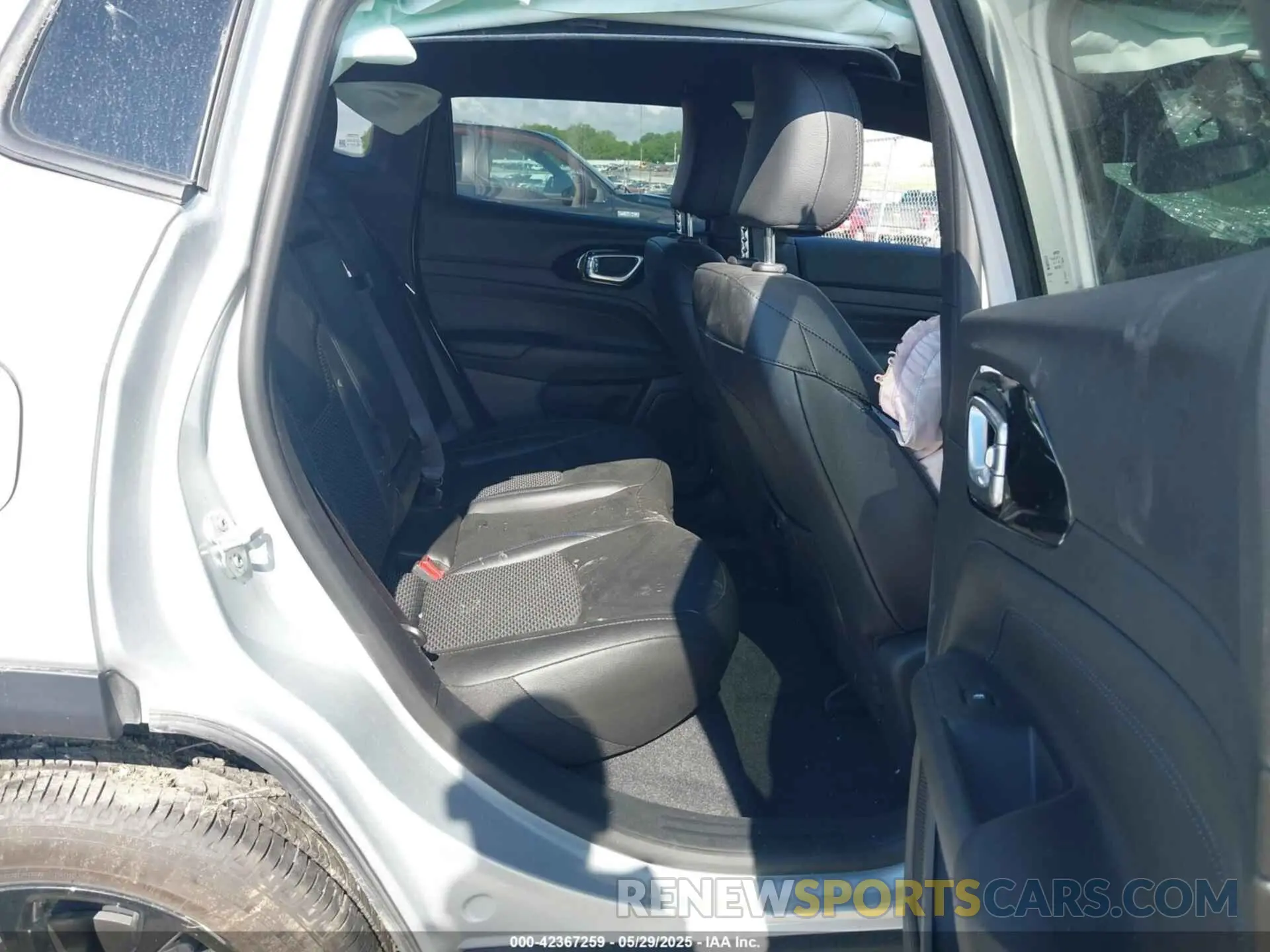 8 Photograph of a damaged car 3C4NJDBN8ST541659 JEEP COMPASS 2025