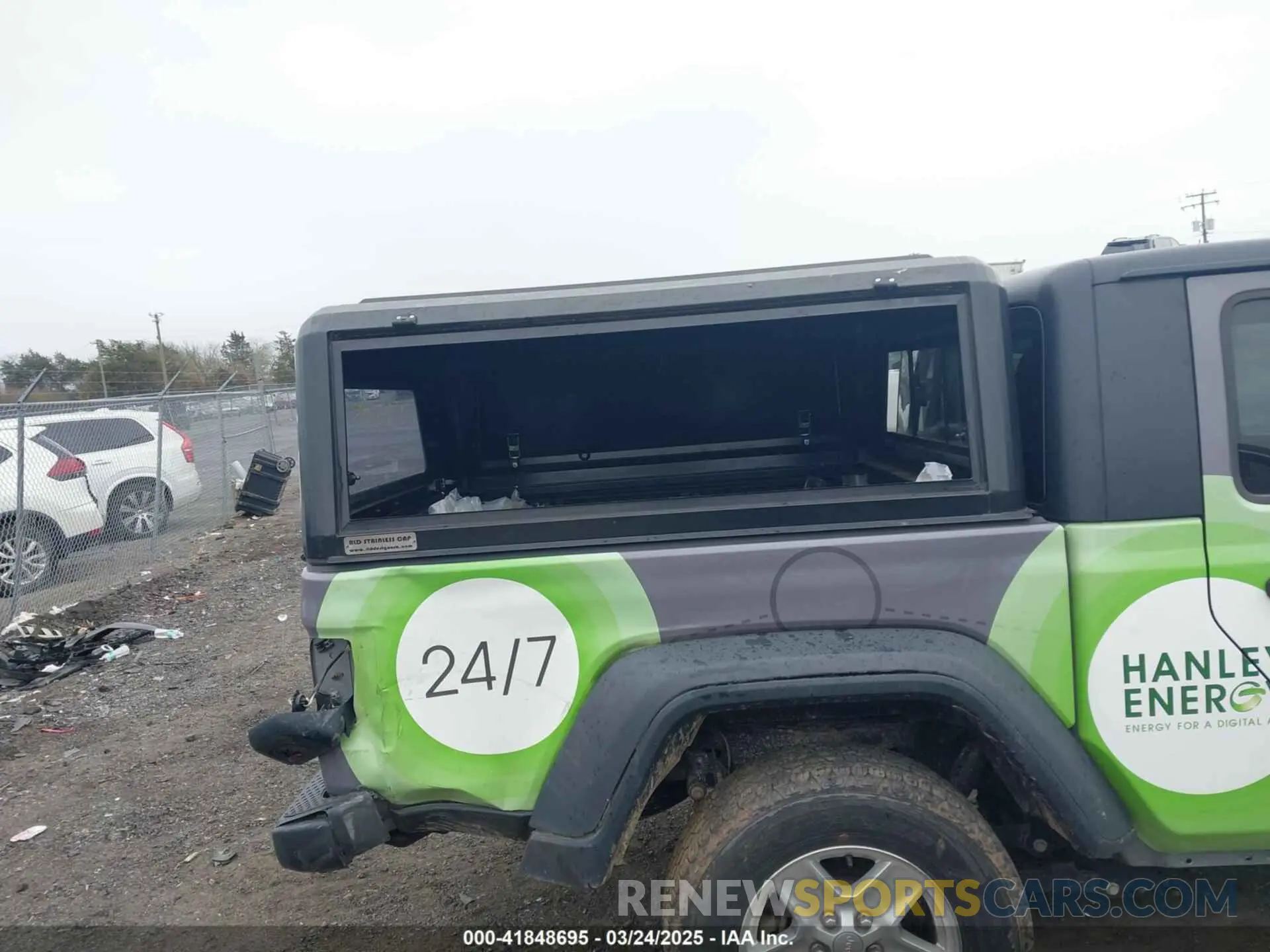 17 Photograph of a damaged car 1C6HJTAG2LL175020 JEEP GLADIATOR 2020
