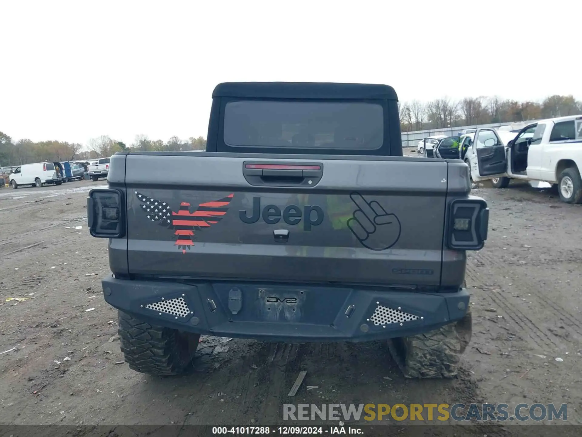 17 Photograph of a damaged car 1C6HJTAG3LL132886 JEEP GLADIATOR 2020