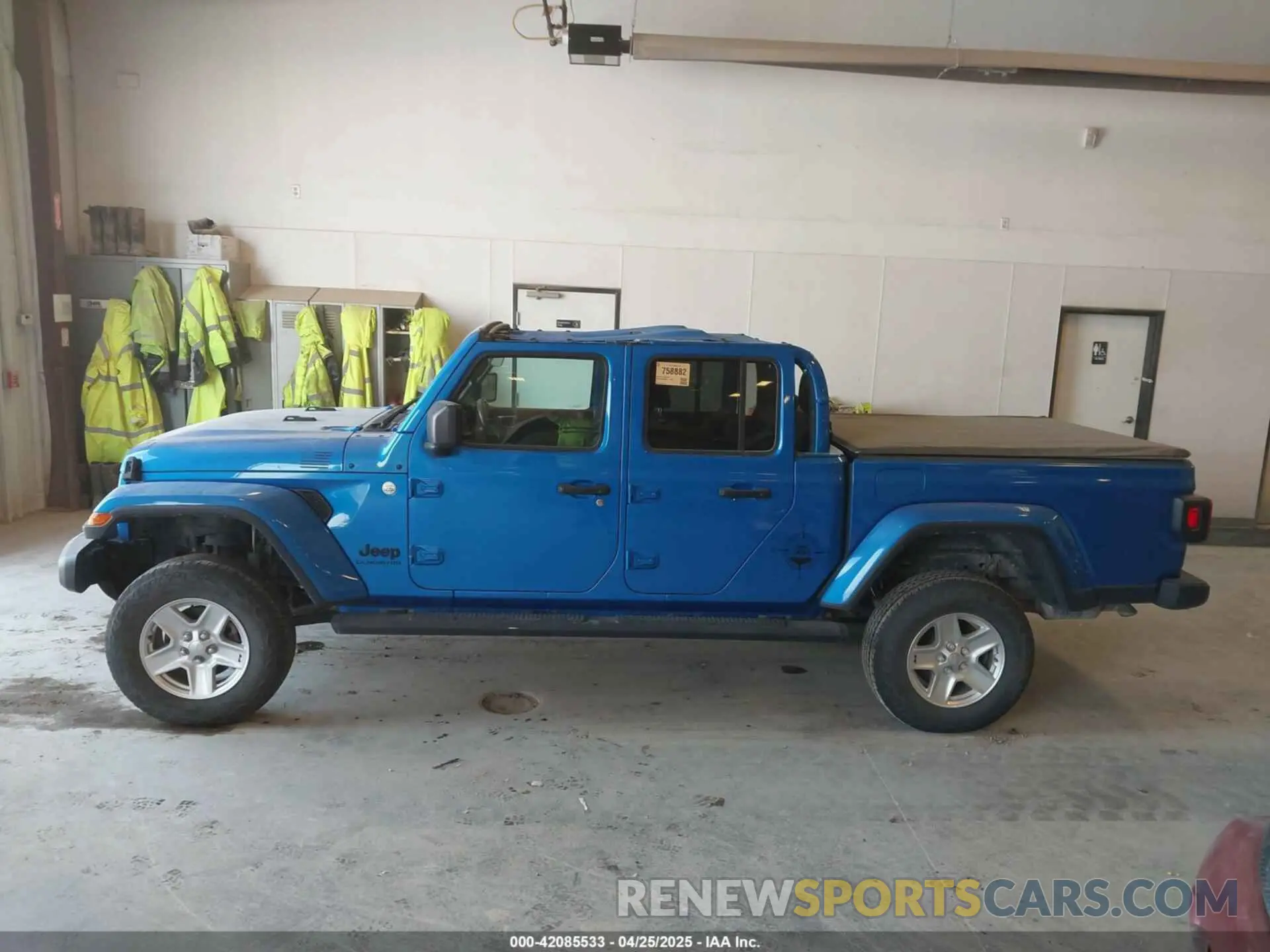 14 Photograph of a damaged car 1C6HJTAG8LL193845 JEEP GLADIATOR 2020