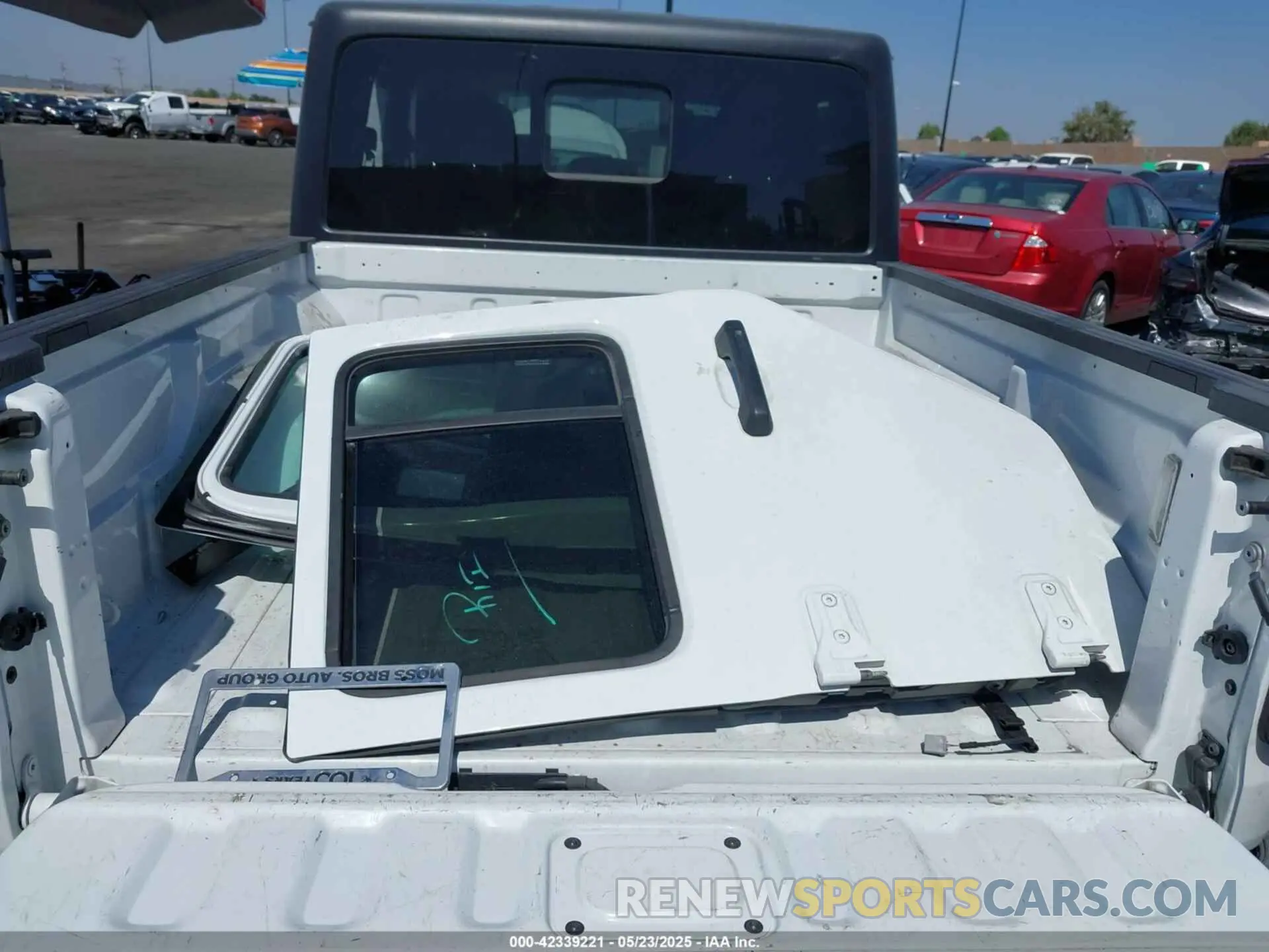 19 Photograph of a damaged car 1C6HJTAGXLL197315 JEEP GLADIATOR 2020