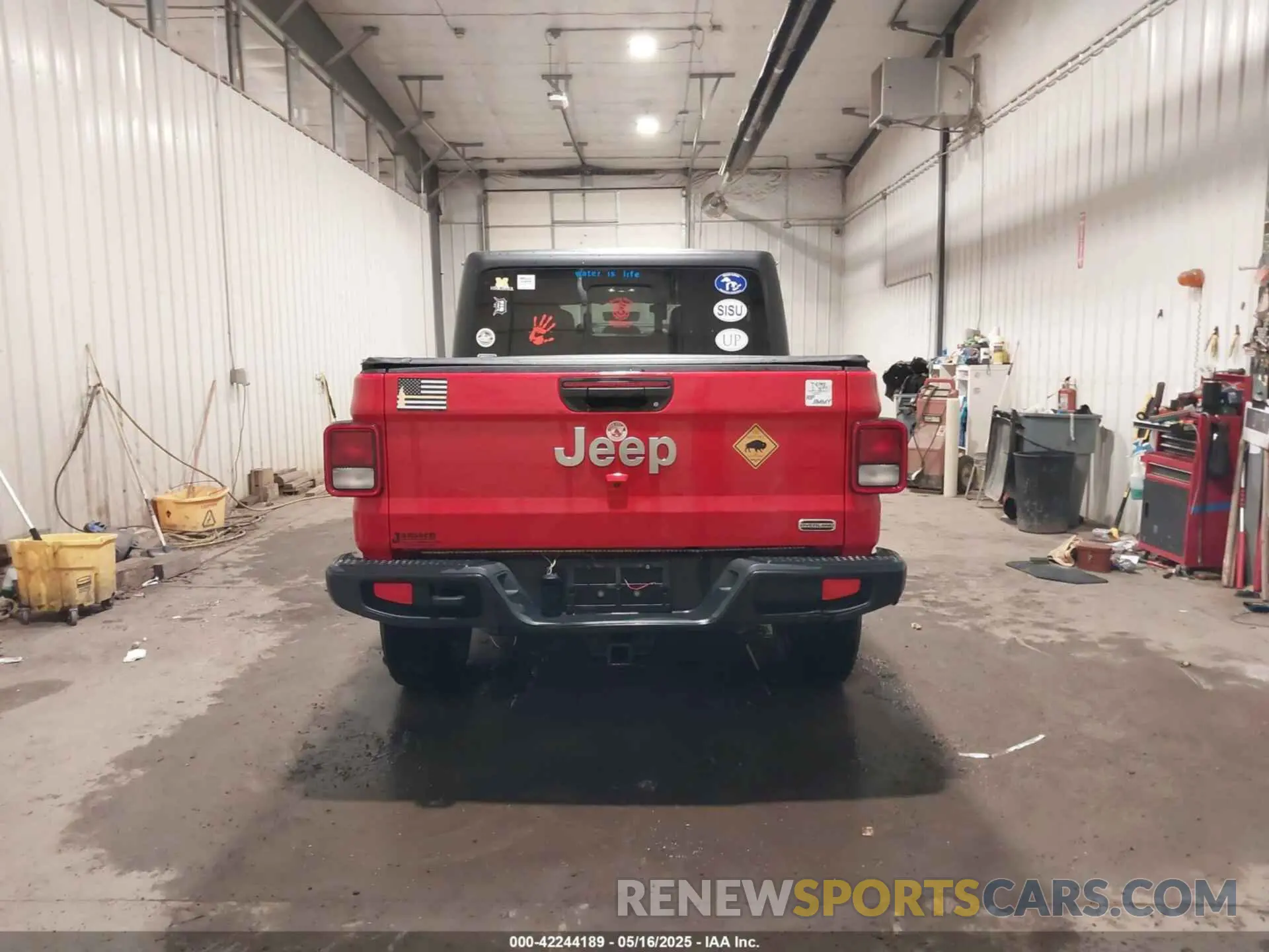 17 Photograph of a damaged car 1C6HJTFG1LL129994 JEEP GLADIATOR 2020