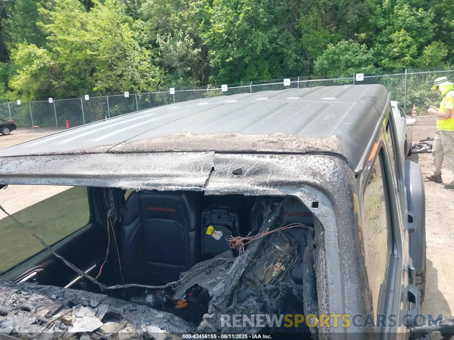 13 Photograph of a damaged car 1C6JJTBG2LL179181 JEEP GLADIATOR 2020
