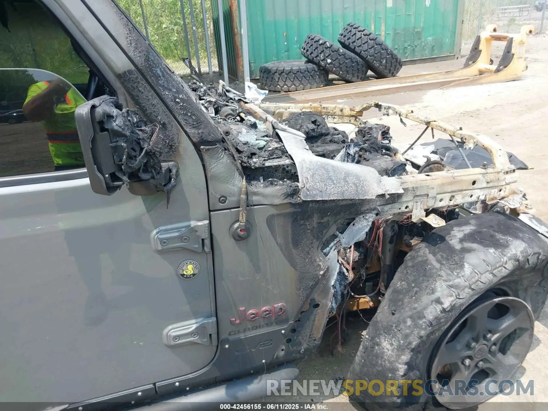 15 Photograph of a damaged car 1C6JJTBG2LL179181 JEEP GLADIATOR 2020