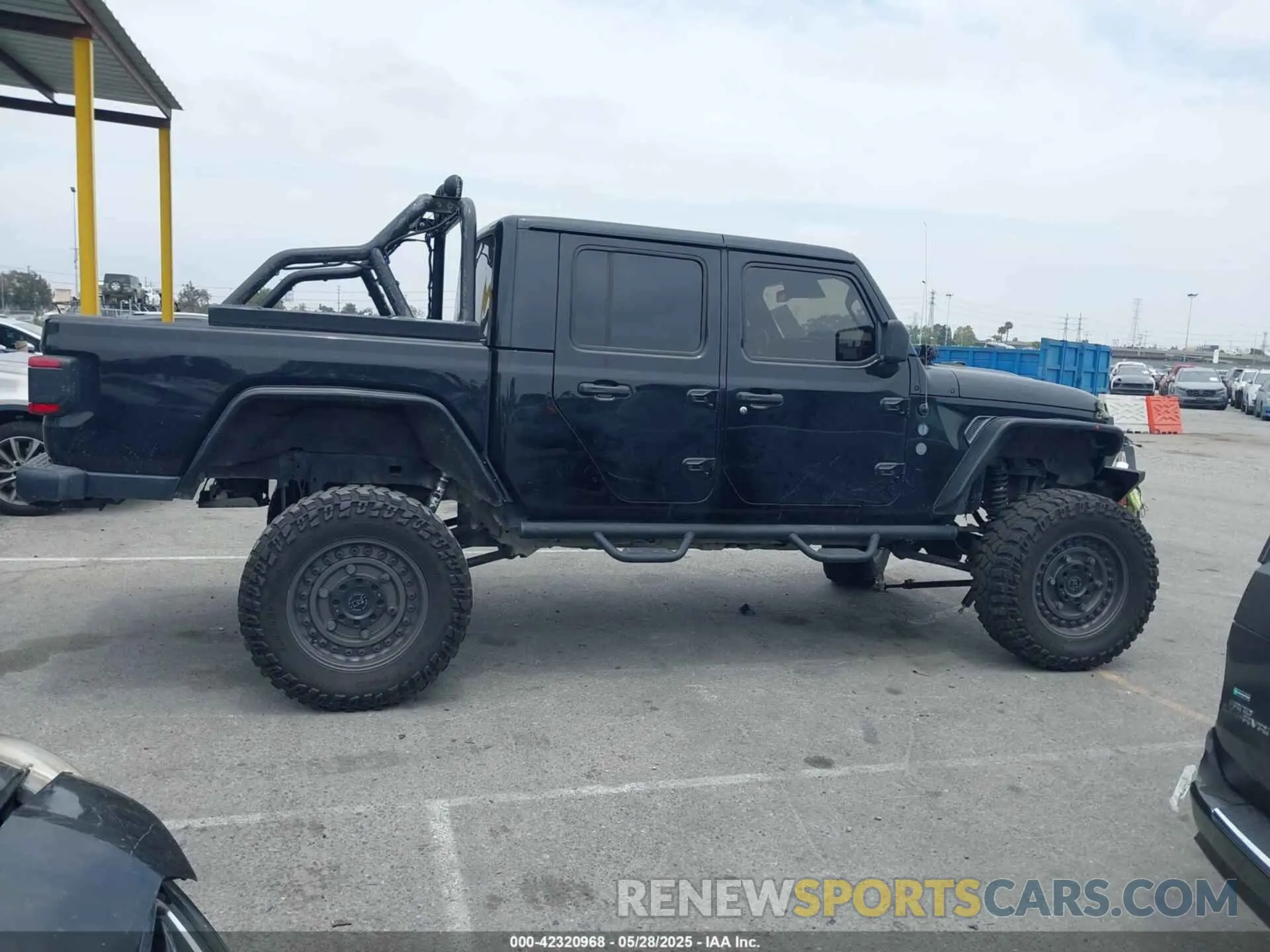 13 Photograph of a damaged car 1C6JJTBG7LL102189 JEEP GLADIATOR 2020