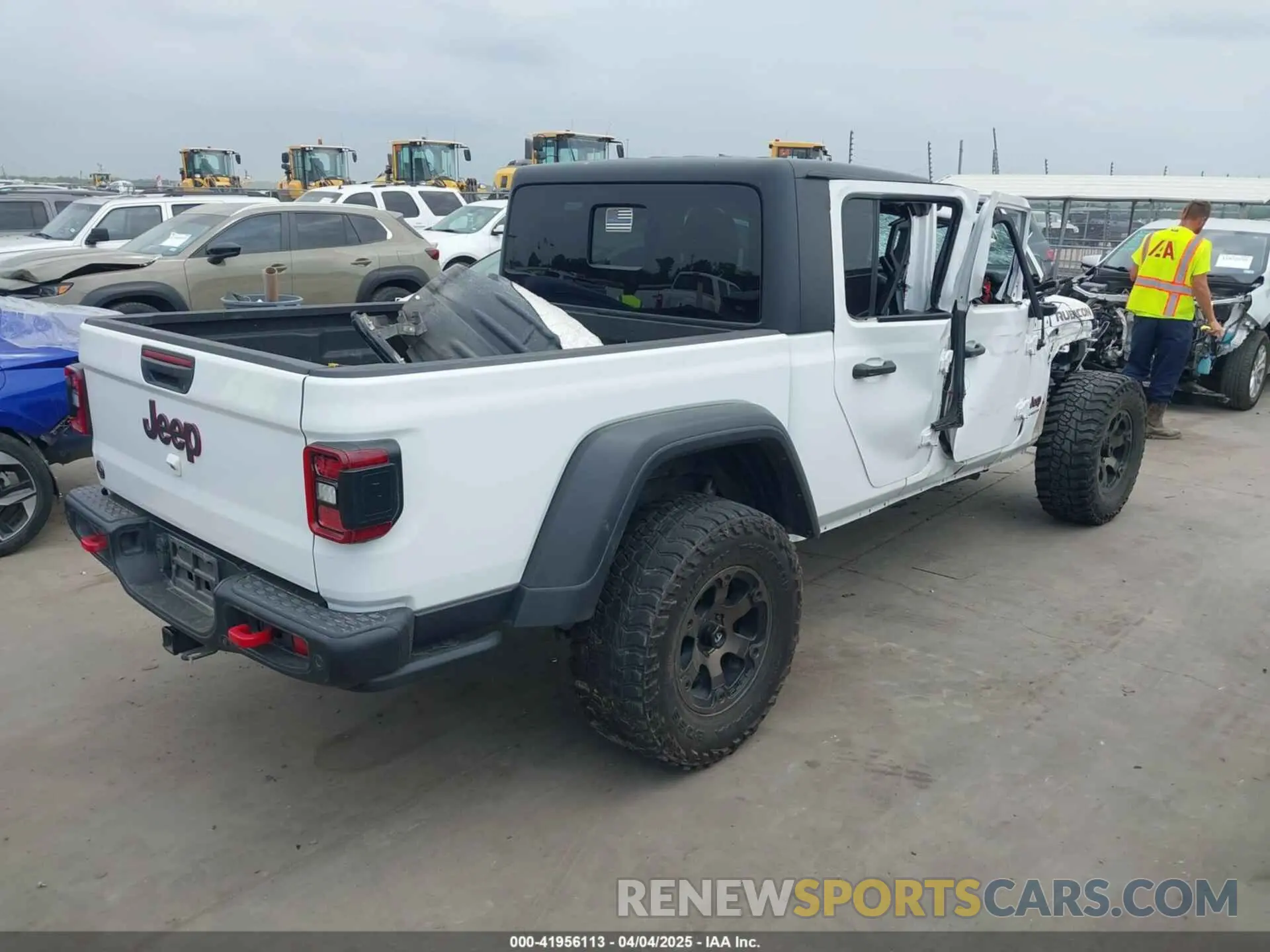 4 Photograph of a damaged car 1C6JJTBGXLL136711 JEEP GLADIATOR 2020
