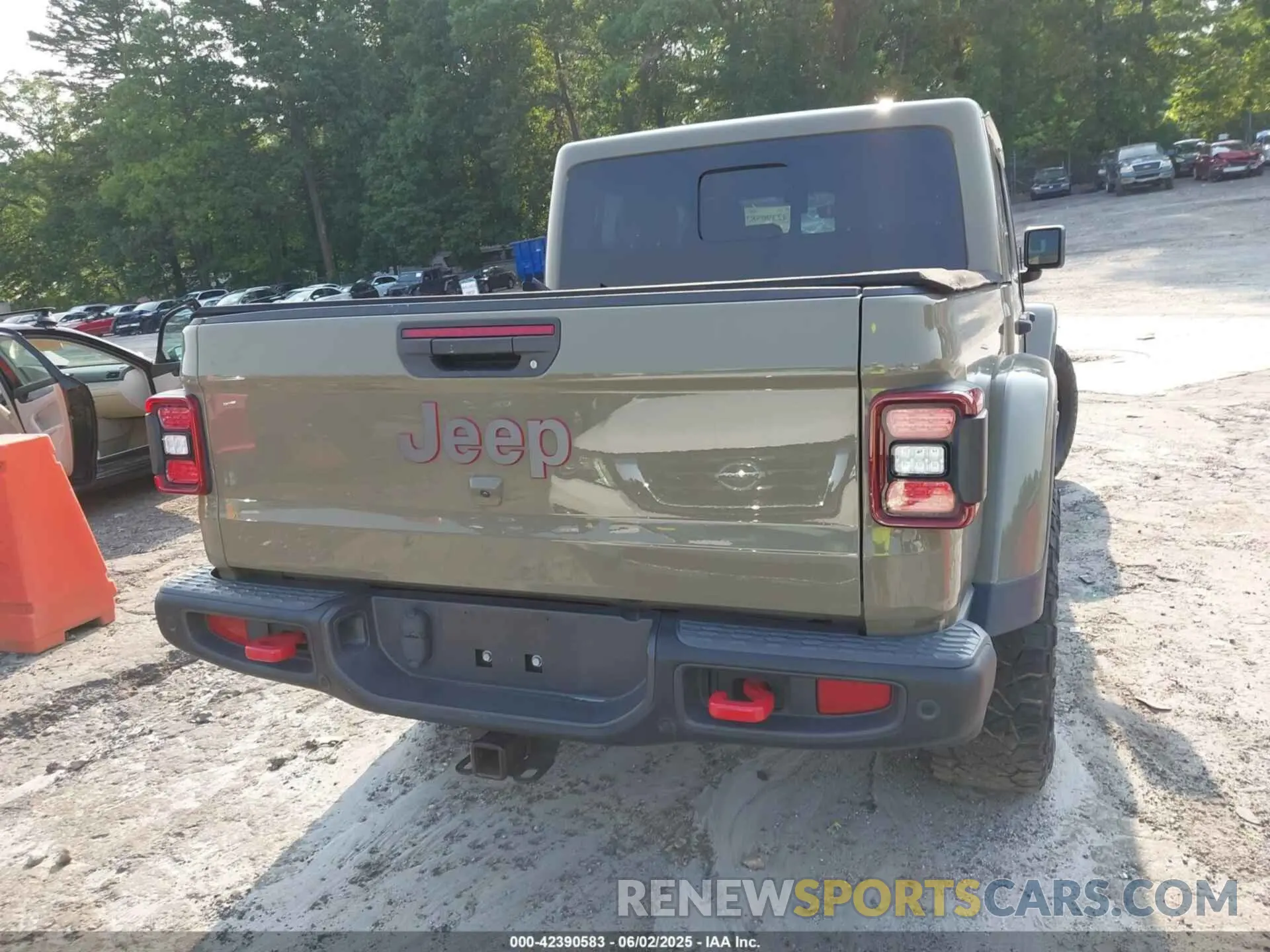 16 Photograph of a damaged car 1C6JJTBGXLL209981 JEEP GLADIATOR 2020