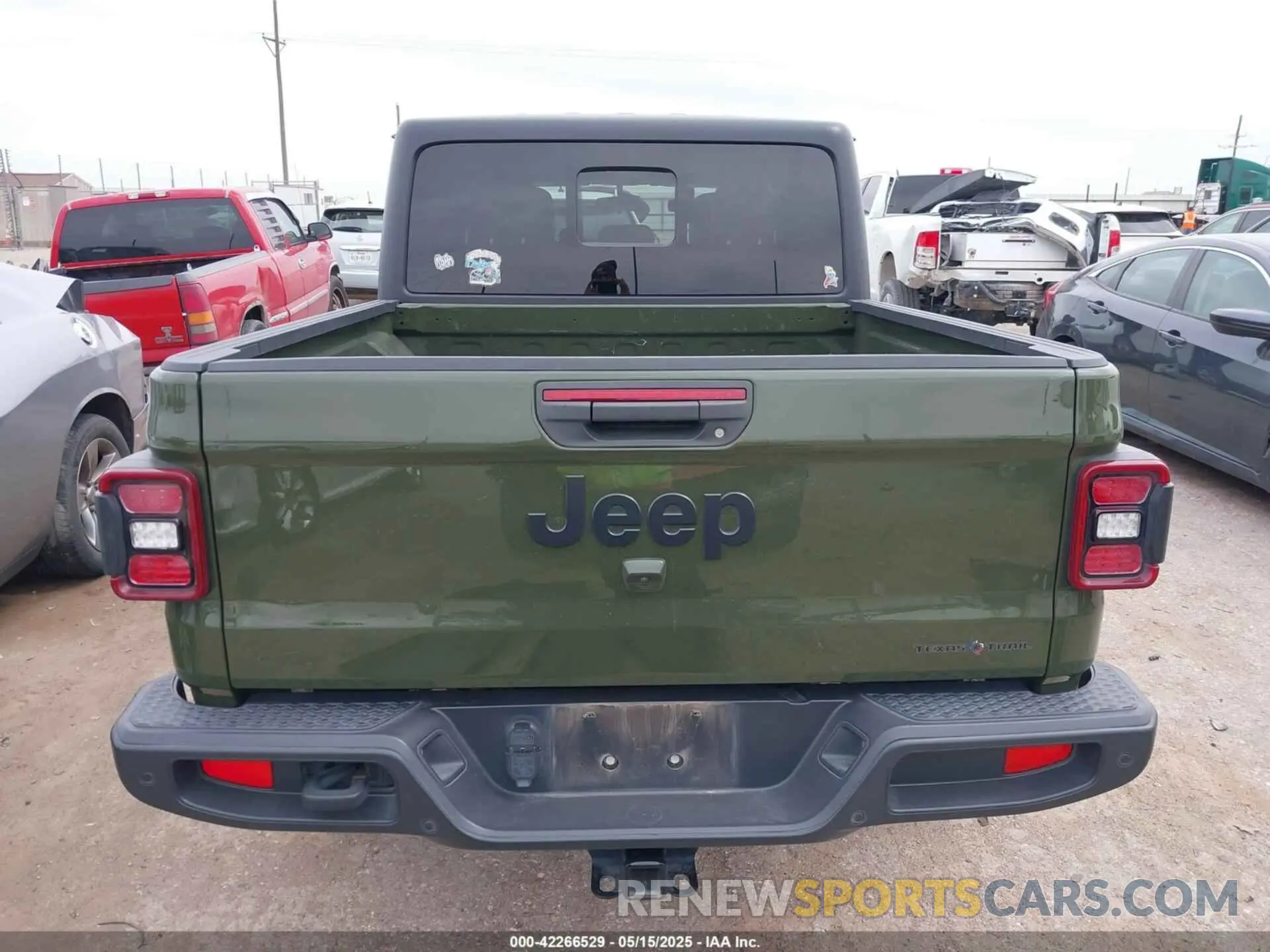 17 Photograph of a damaged car 1C6HJTAG3ML597461 JEEP GLADIATOR 2021