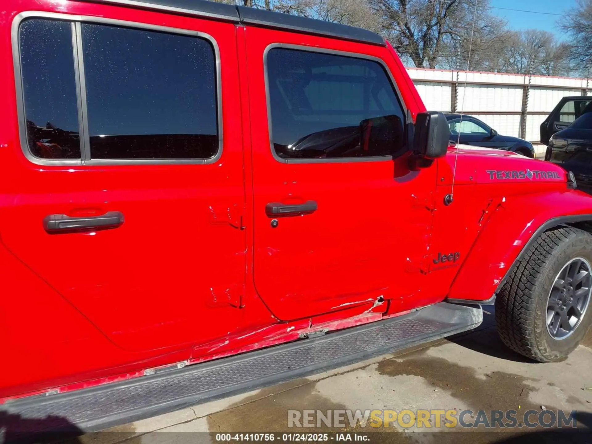 18 Photograph of a damaged car 1C6HJTAG7ML609661 JEEP GLADIATOR 2021