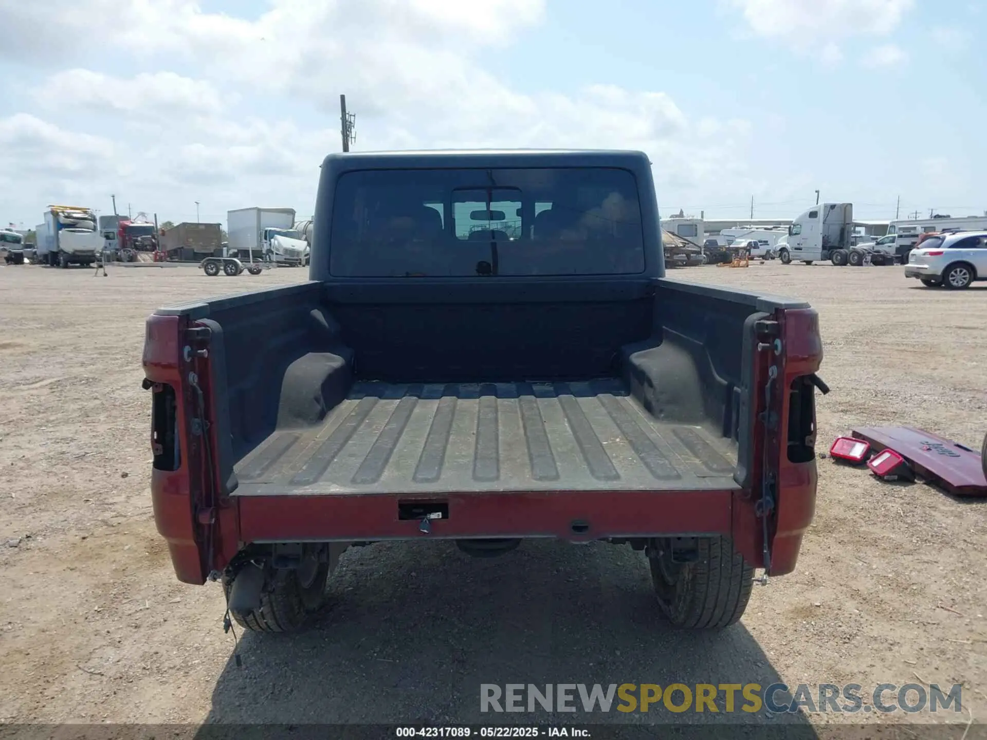 17 Photograph of a damaged car 1C6HJTAG8ML542343 JEEP GLADIATOR 2021