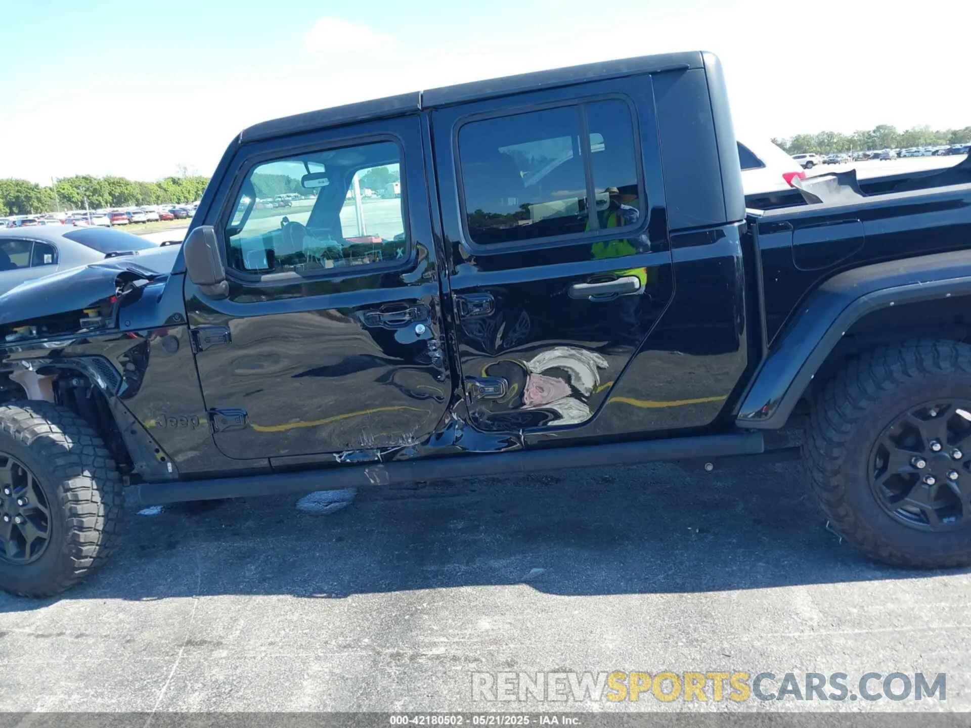 17 Photograph of a damaged car 1C6HJTAGXML613431 JEEP GLADIATOR 2021