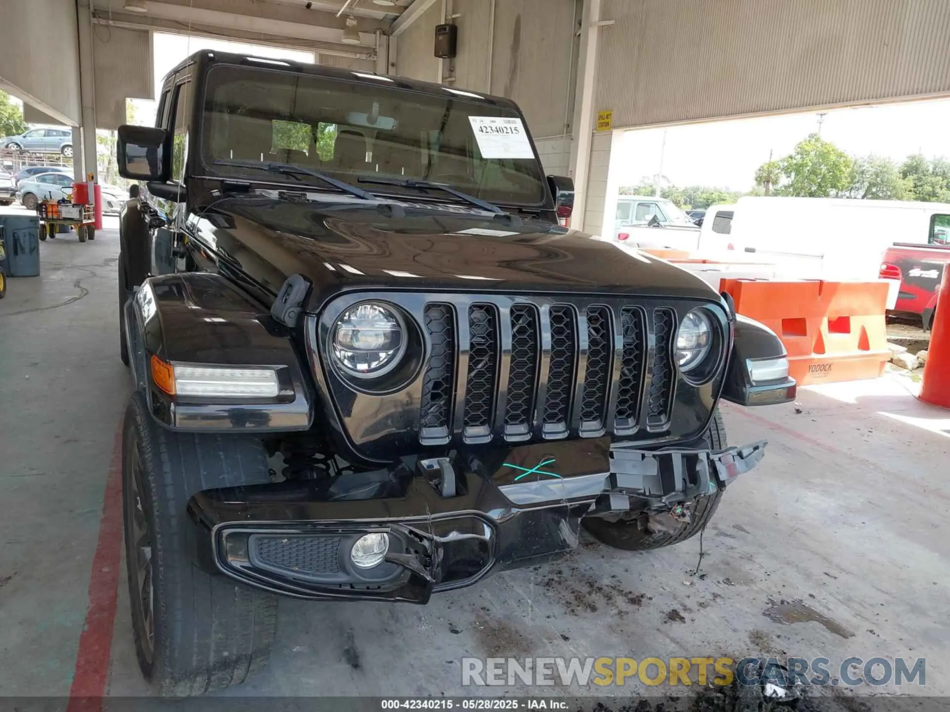 12 Photograph of a damaged car 1C6HJTFG0ML621997 JEEP GLADIATOR 2021