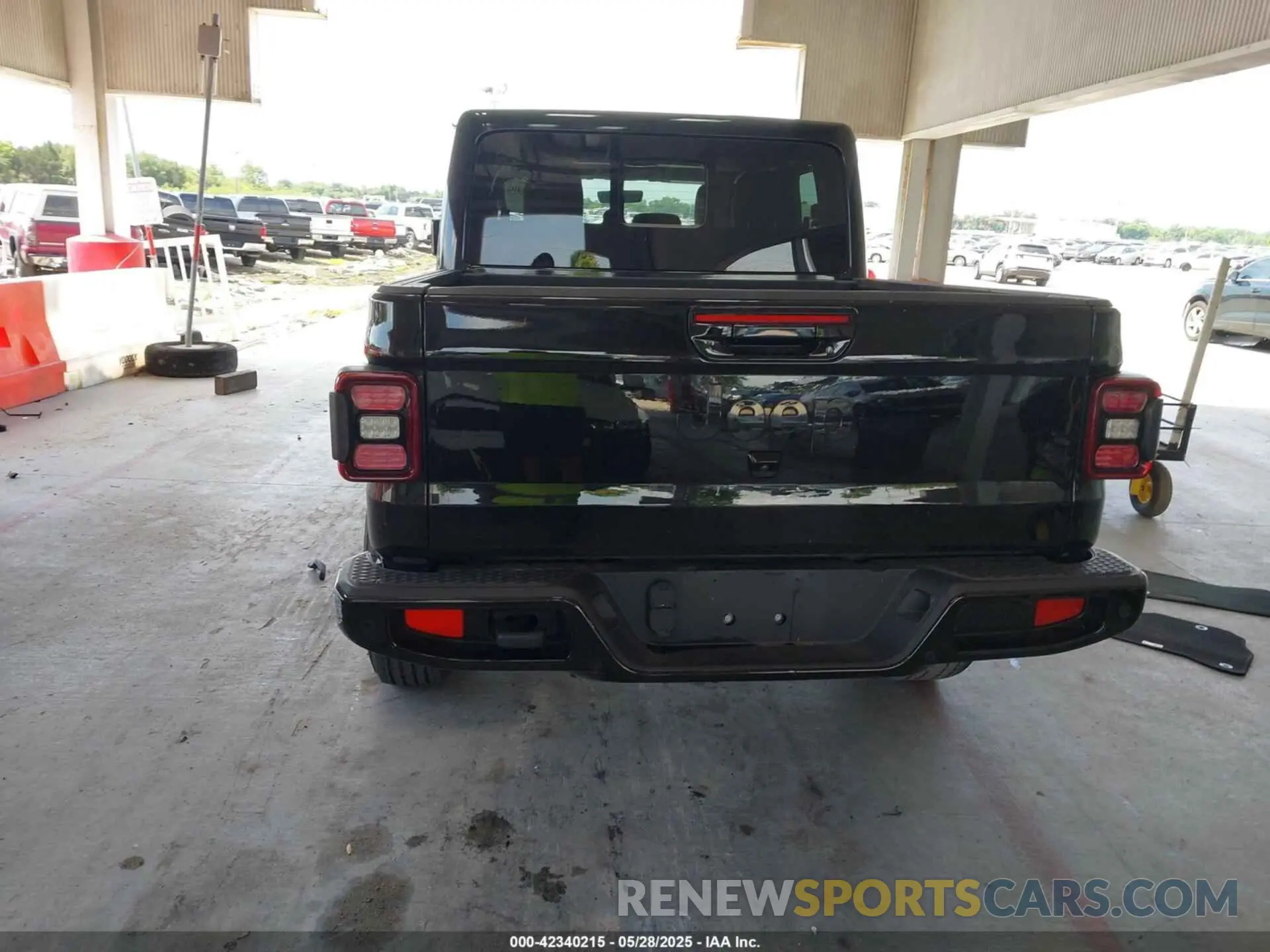 16 Photograph of a damaged car 1C6HJTFG0ML621997 JEEP GLADIATOR 2021