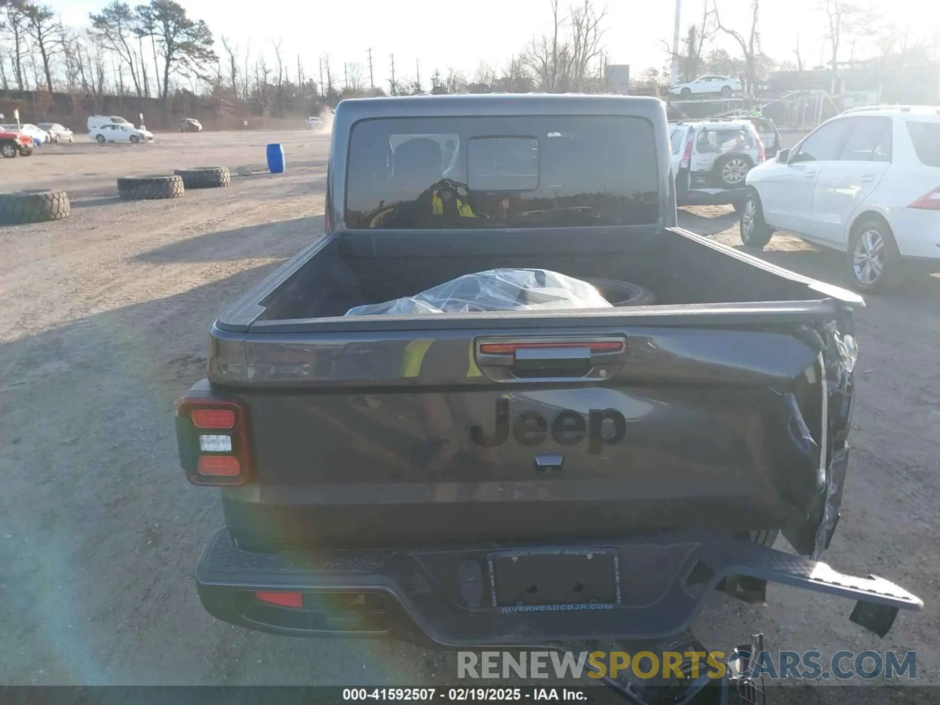 16 Photograph of a damaged car 1C6HJTFG3ML565828 JEEP GLADIATOR 2021