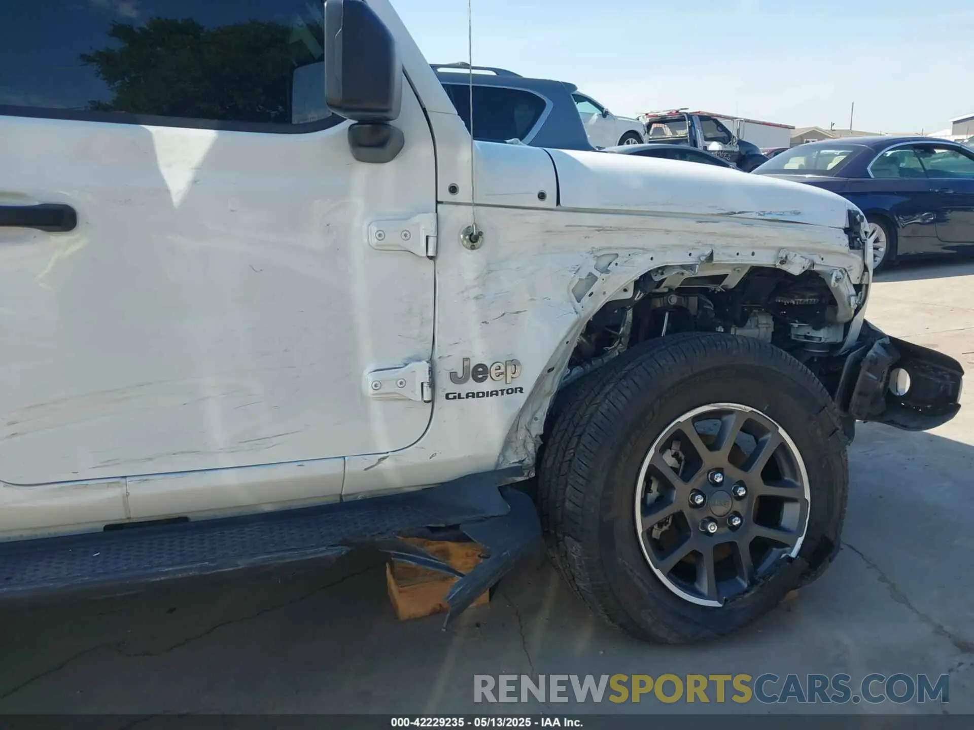 18 Photograph of a damaged car 1C6HJTFG8ML551570 JEEP GLADIATOR 2021
