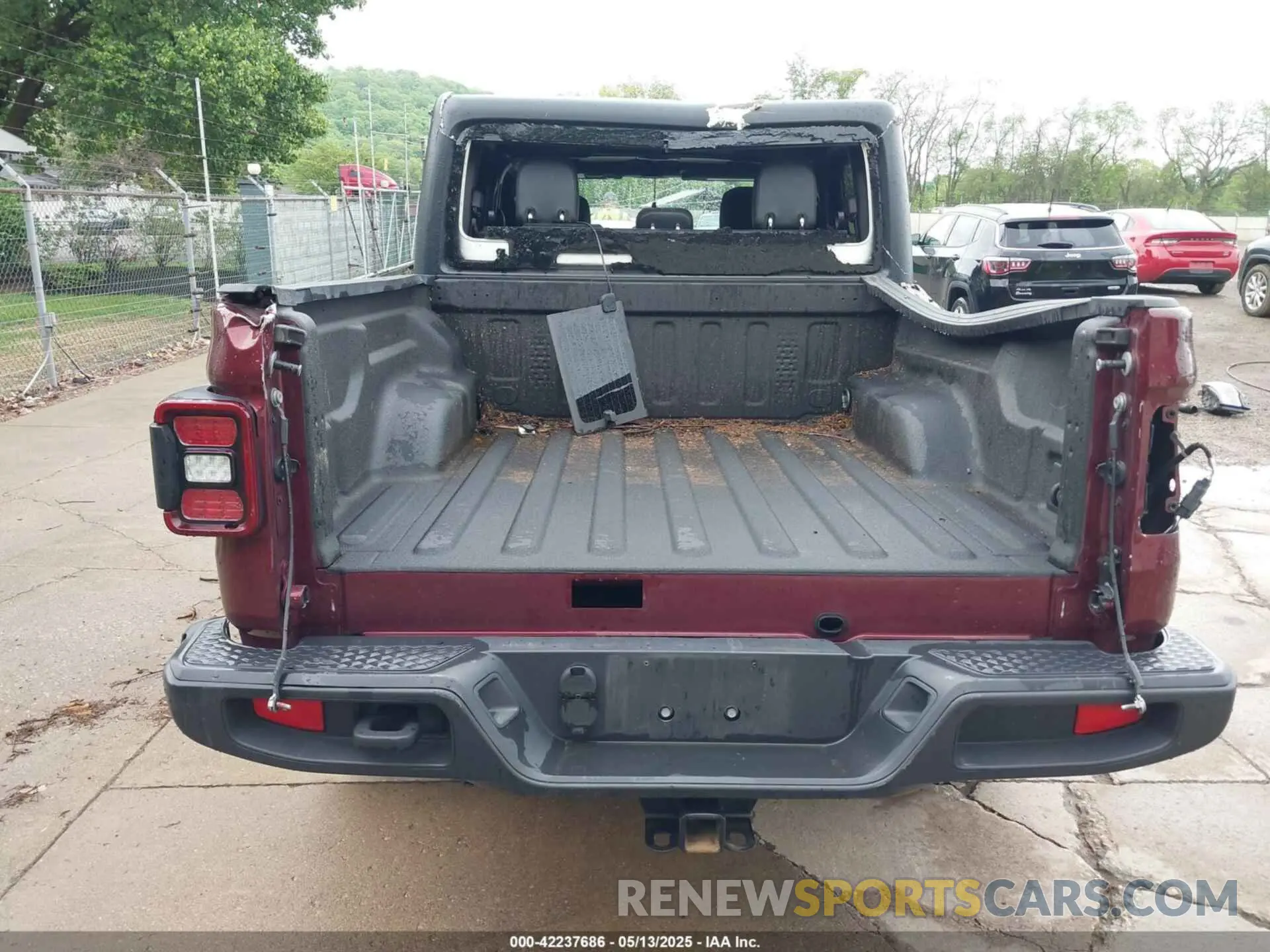16 Photograph of a damaged car 1C6HJTFGXML555622 JEEP GLADIATOR 2021