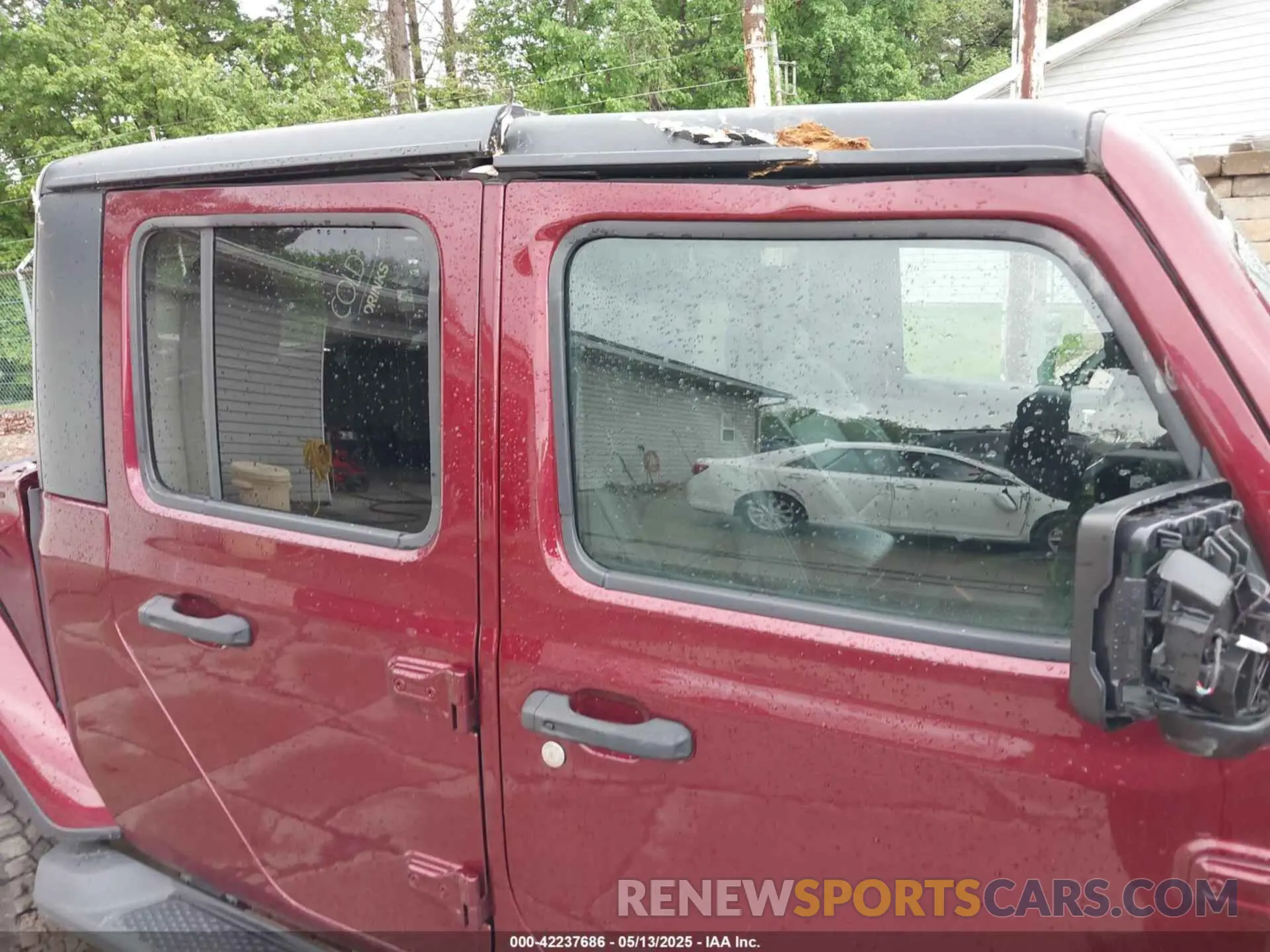 21 Photograph of a damaged car 1C6HJTFGXML555622 JEEP GLADIATOR 2021