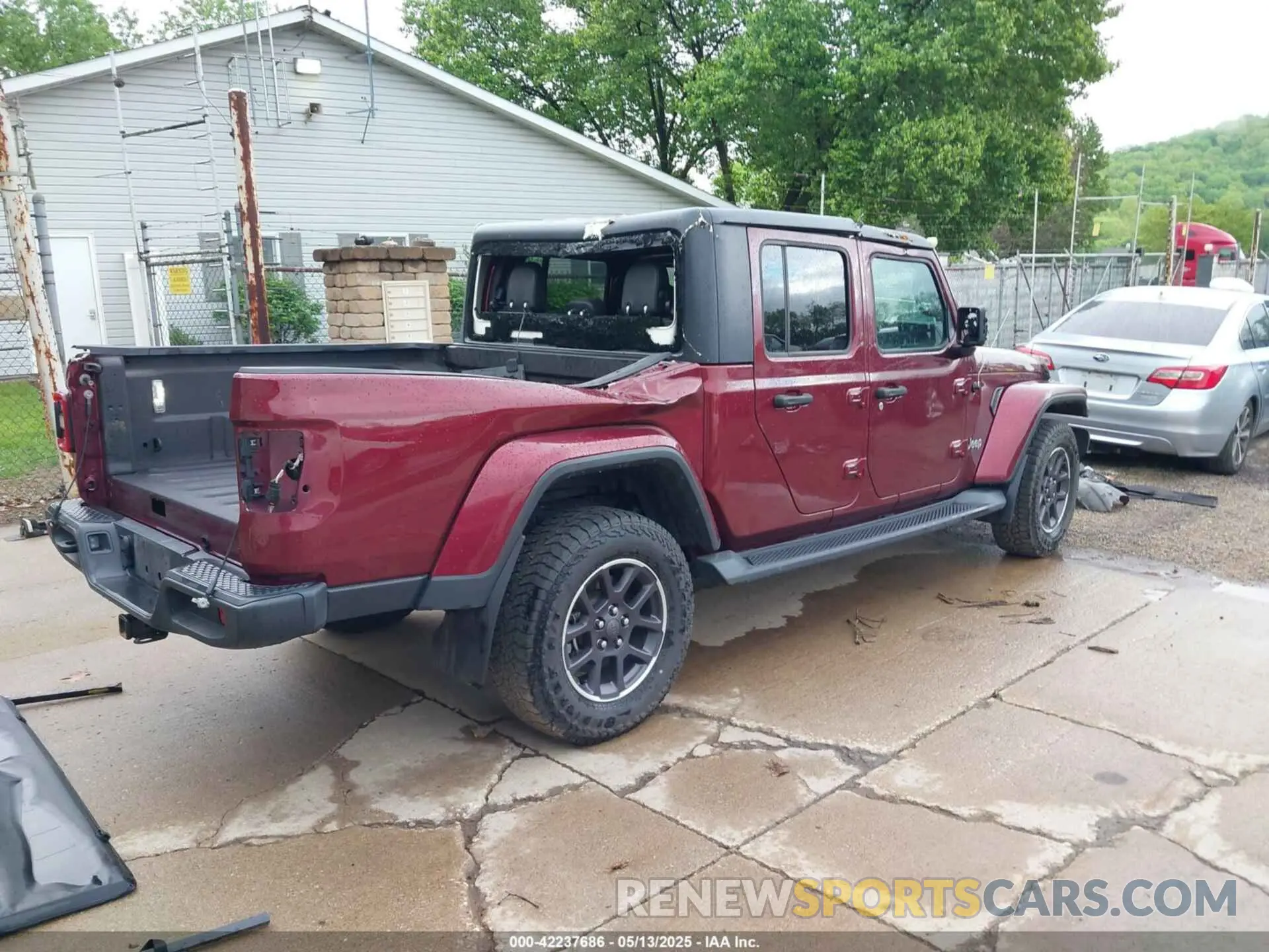 4 Photograph of a damaged car 1C6HJTFGXML555622 JEEP GLADIATOR 2021