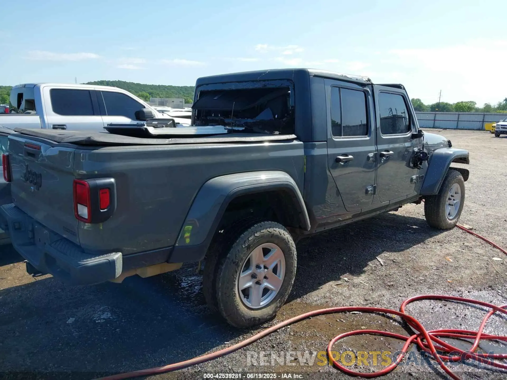 4 Photograph of a damaged car 1C6JJTAM6ML508389 JEEP GLADIATOR 2021