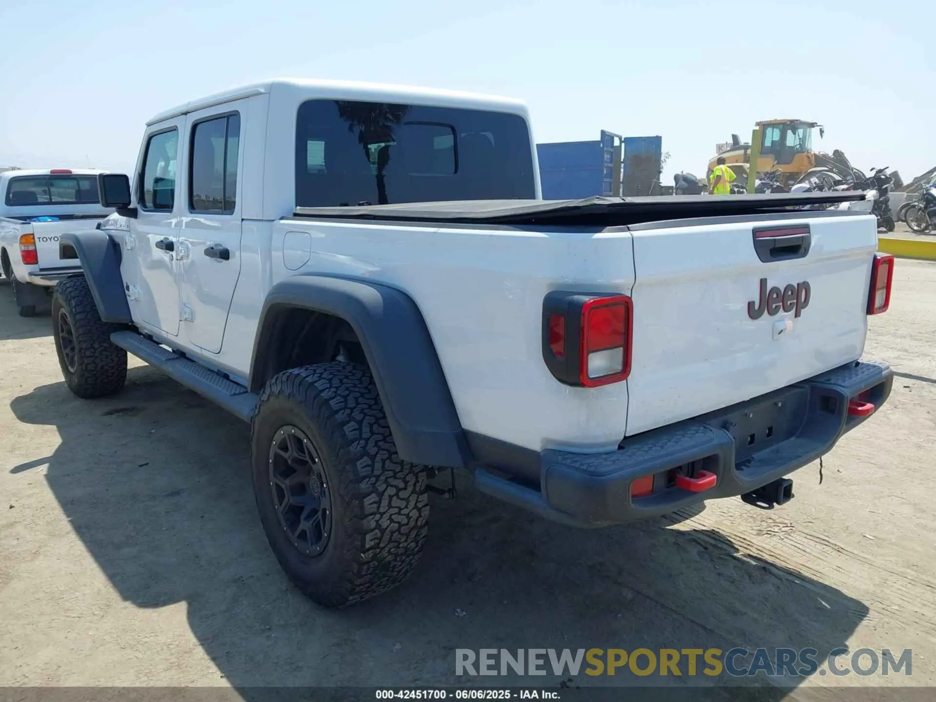 3 Photograph of a damaged car 1C6JJTBG6ML504934 JEEP GLADIATOR 2021
