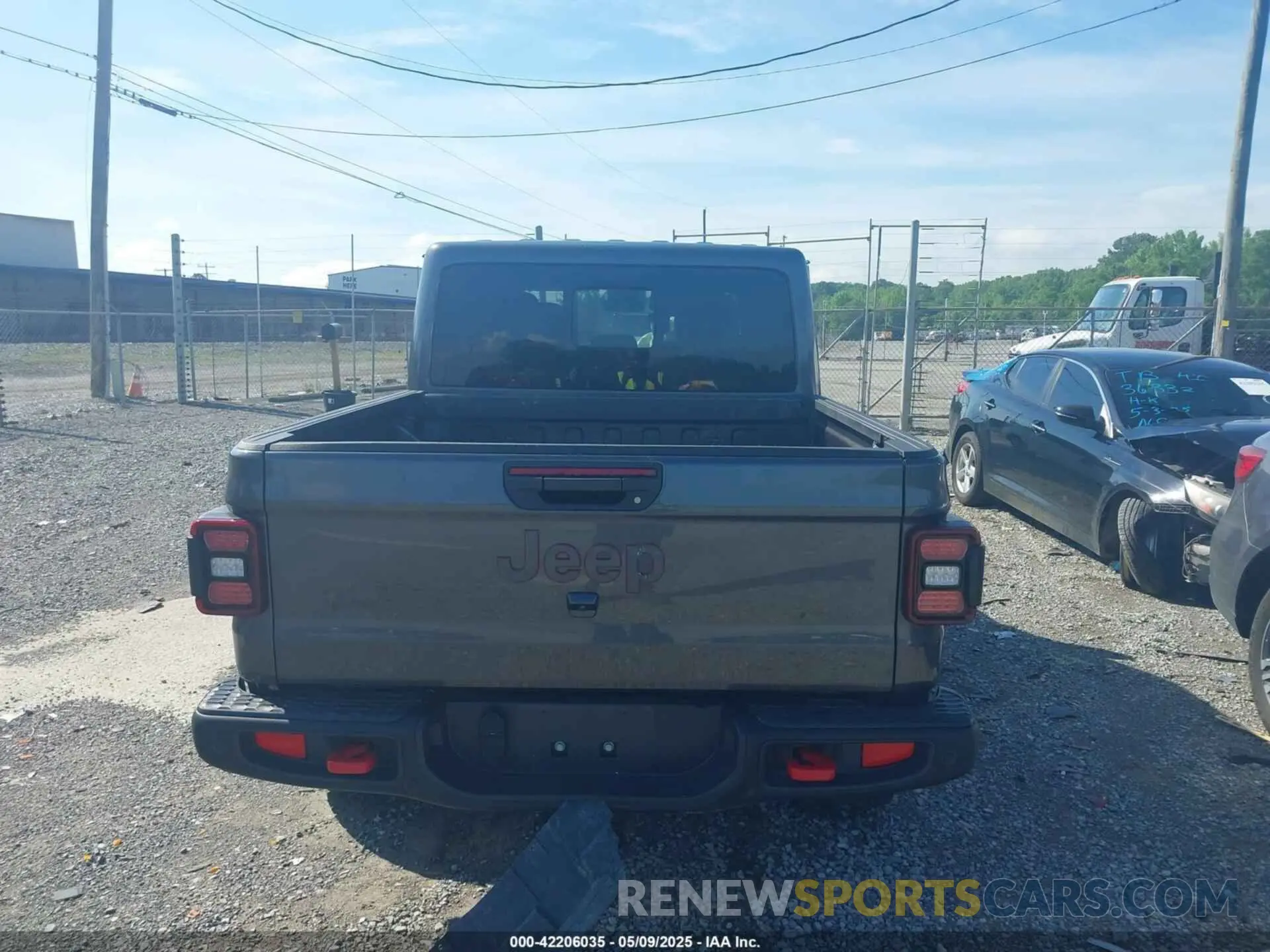 16 Photograph of a damaged car 1C6JJTBG9ML592538 JEEP GLADIATOR 2021