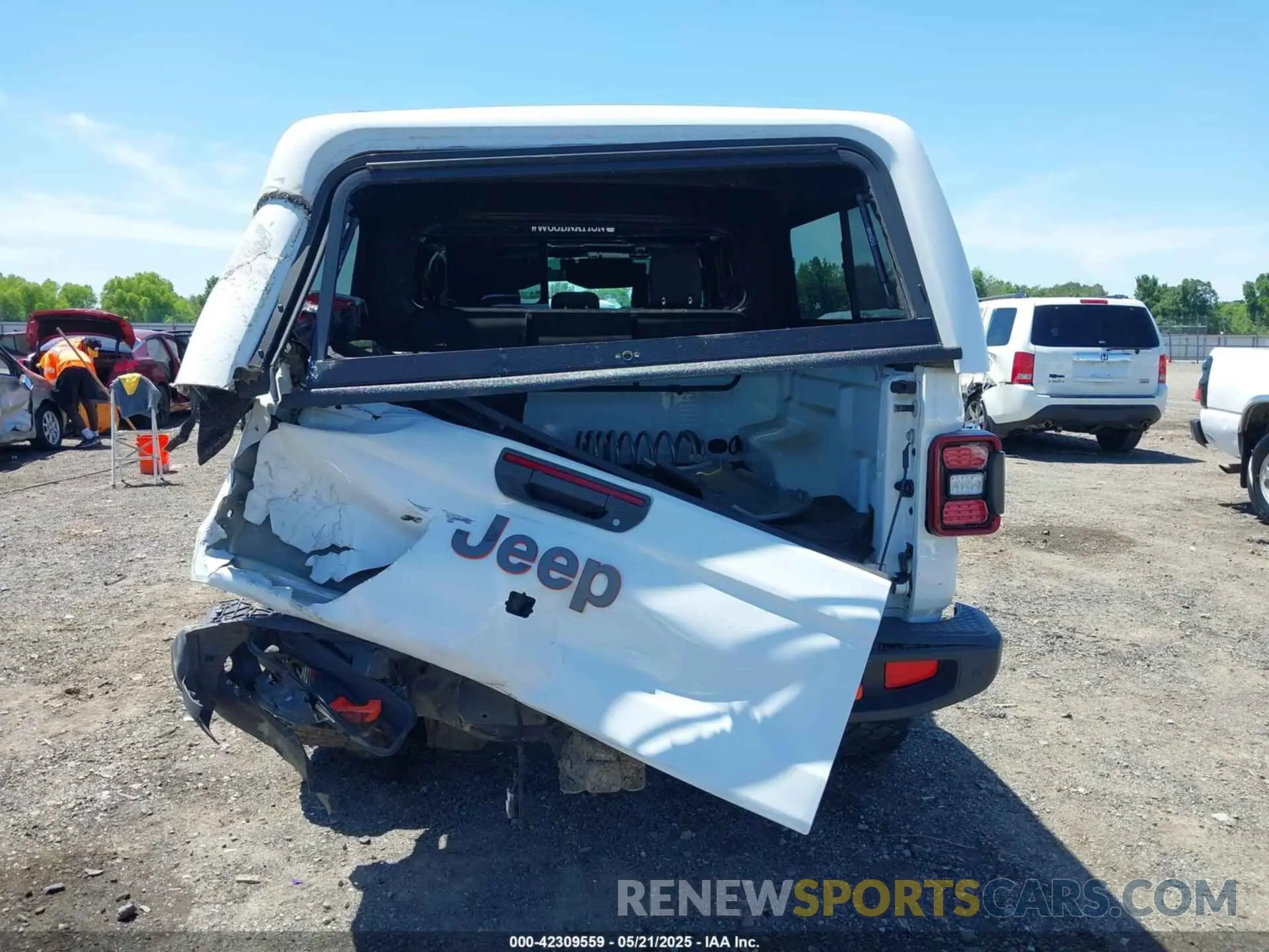 17 Photograph of a damaged car 1C6JJTEG3ML527048 JEEP GLADIATOR 2021
