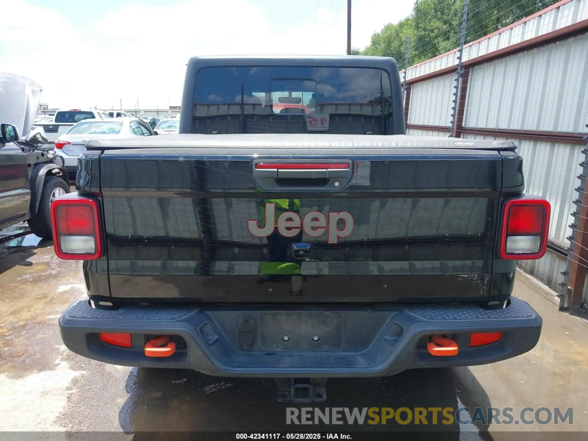 17 Photograph of a damaged car 1C6JJTEGXML569376 JEEP GLADIATOR 2021