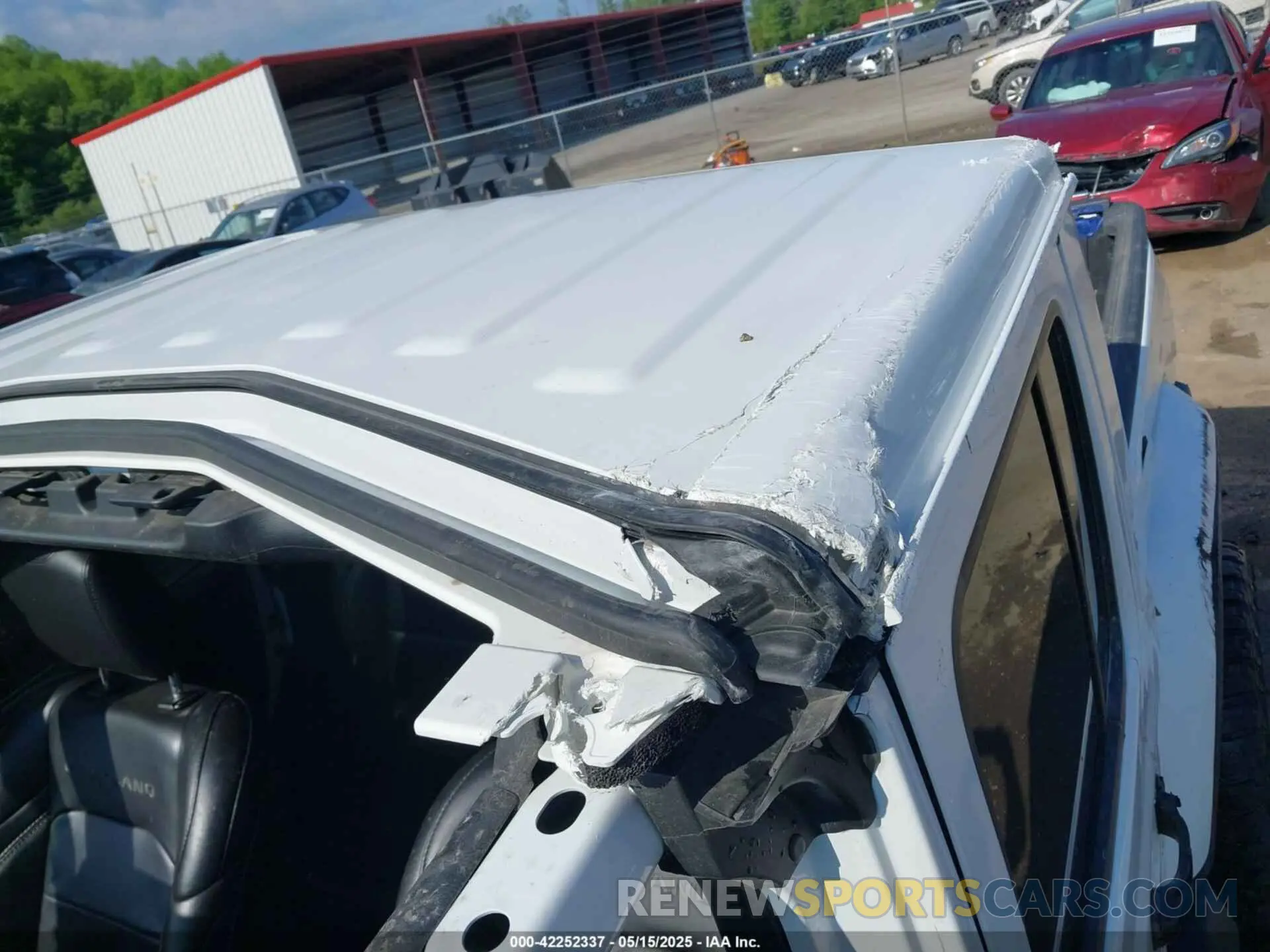 12 Photograph of a damaged car 1C6JJTFM0ML522667 JEEP GLADIATOR 2021