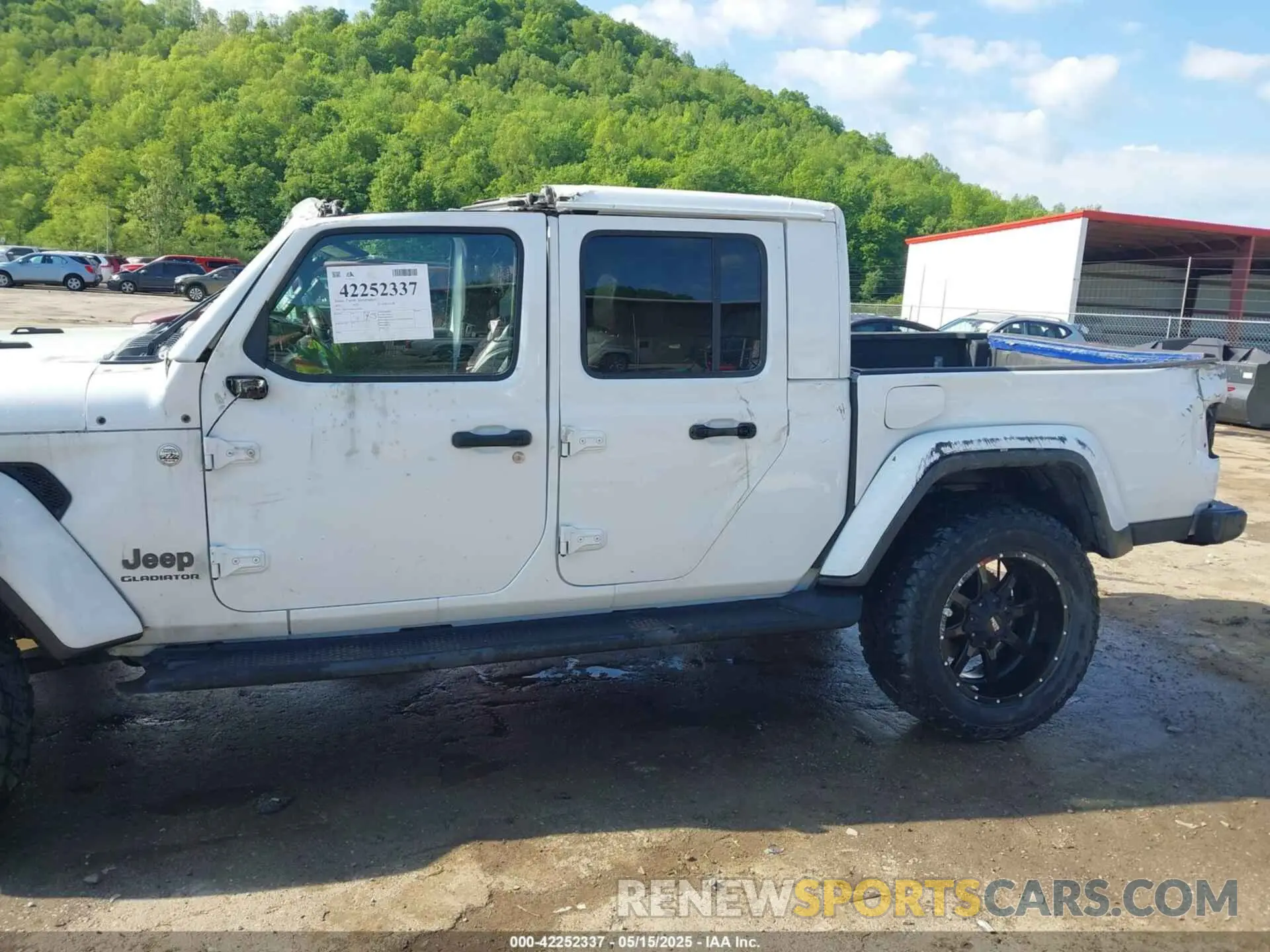13 Photograph of a damaged car 1C6JJTFM0ML522667 JEEP GLADIATOR 2021