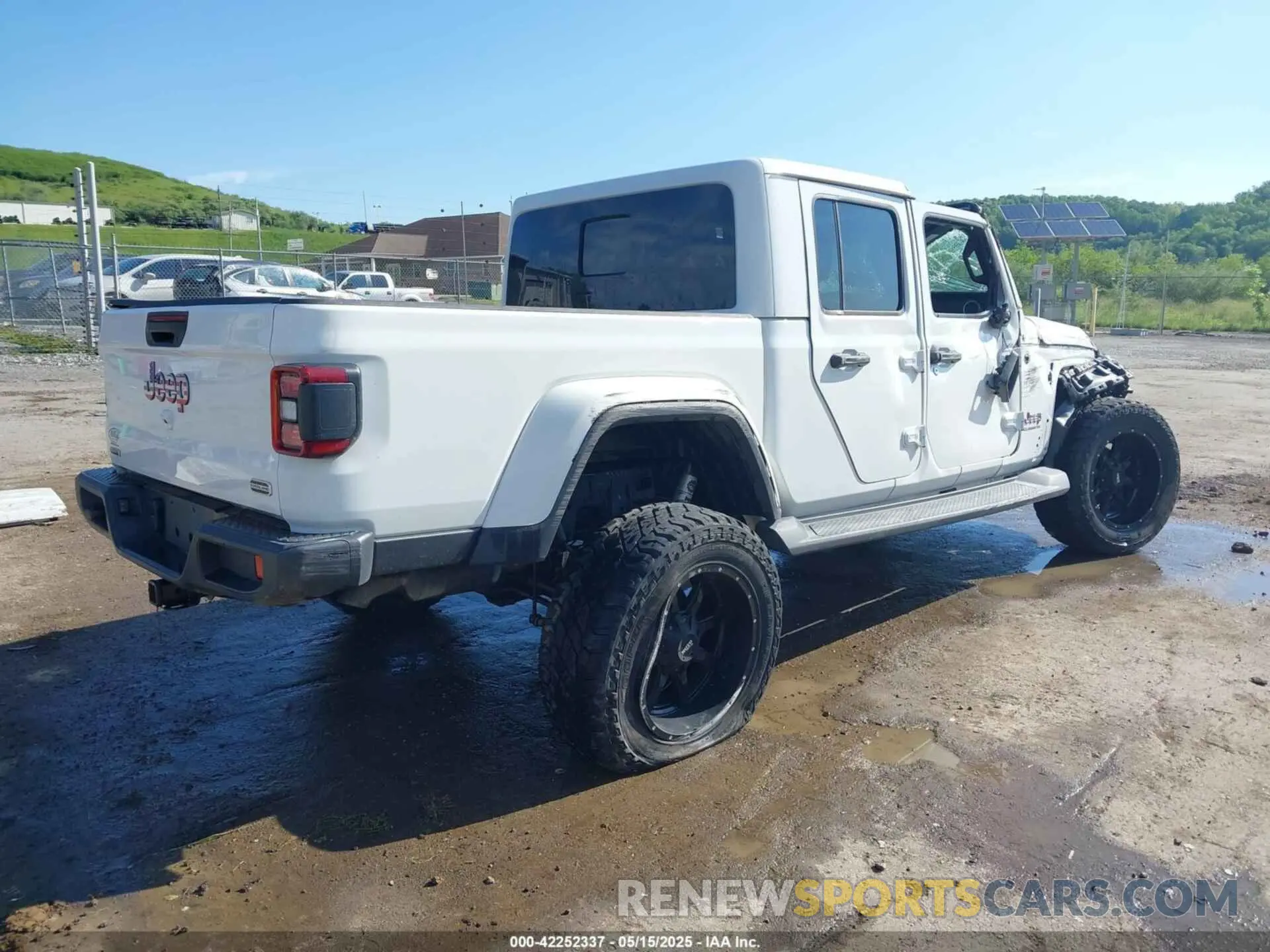 4 Photograph of a damaged car 1C6JJTFM0ML522667 JEEP GLADIATOR 2021
