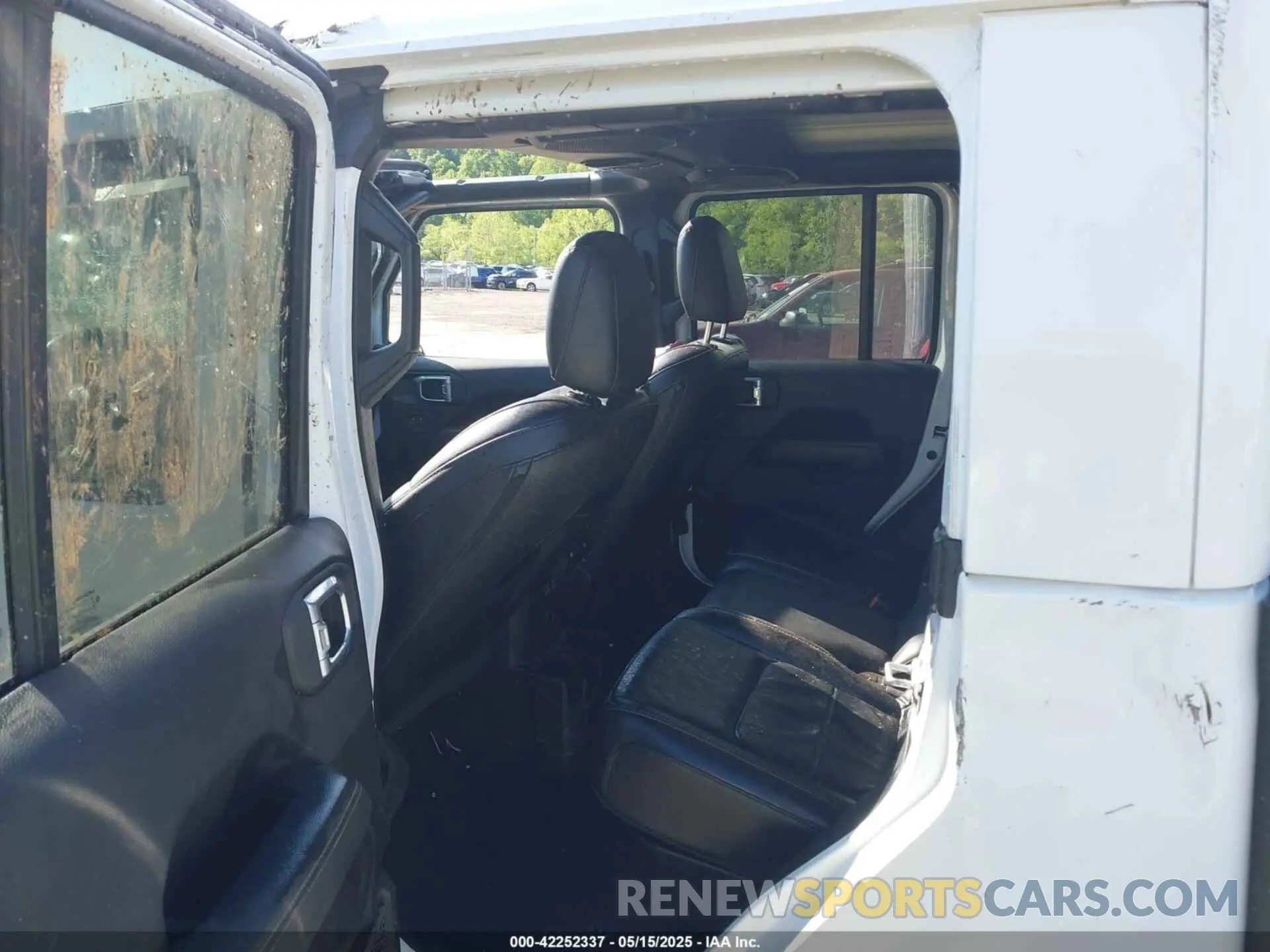 8 Photograph of a damaged car 1C6JJTFM0ML522667 JEEP GLADIATOR 2021