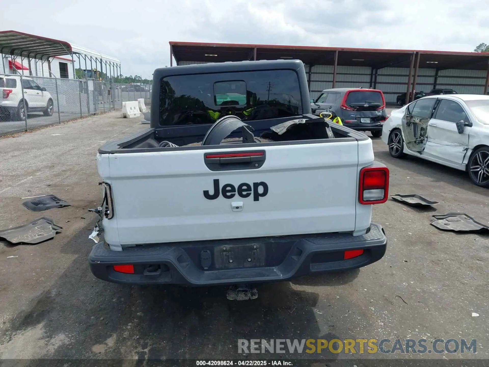 17 Photograph of a damaged car 1C6HJTAG1NL144540 JEEP GLADIATOR 2022