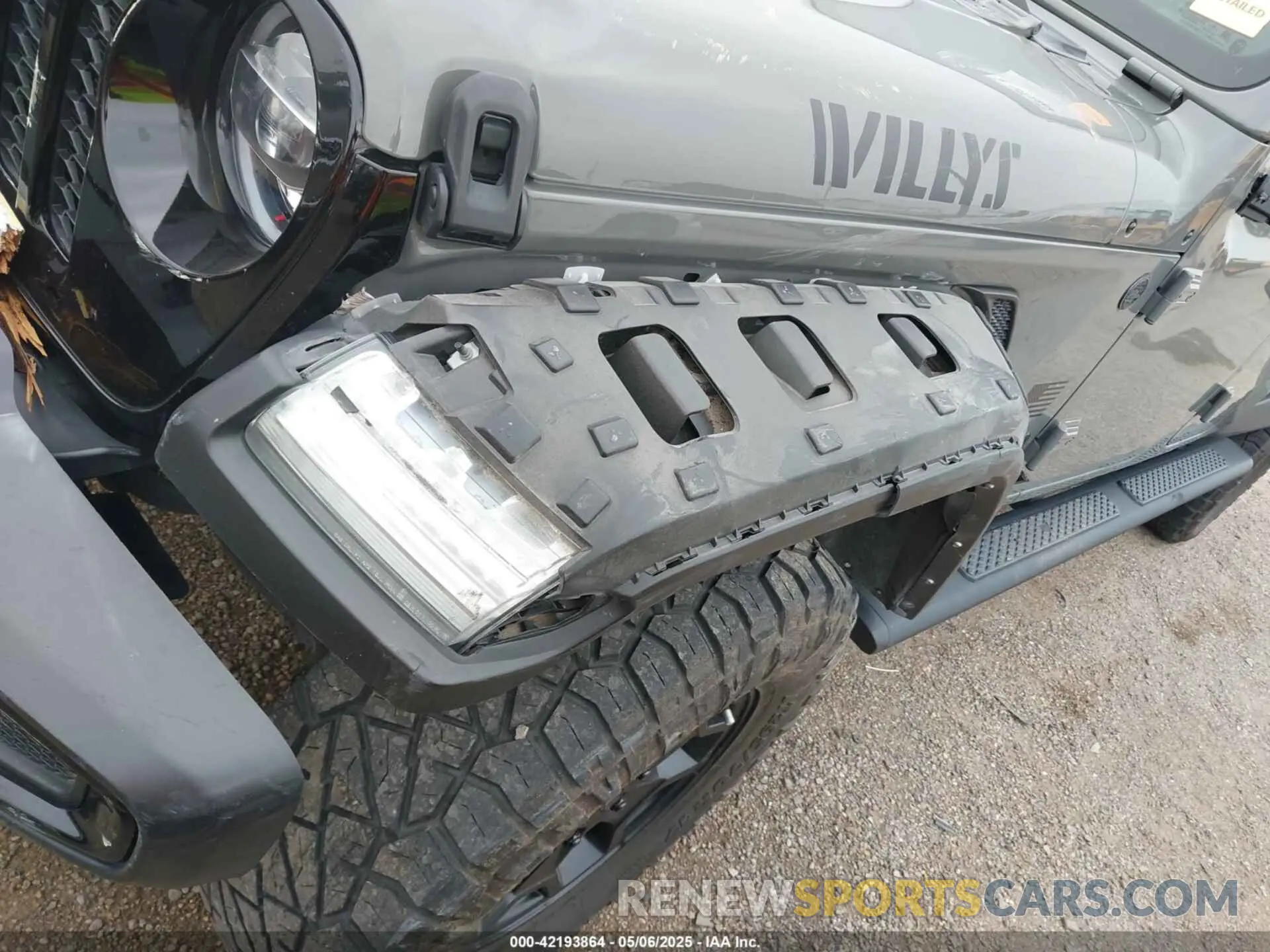18 Photograph of a damaged car 1C6HJTAG2NL176011 JEEP GLADIATOR 2022