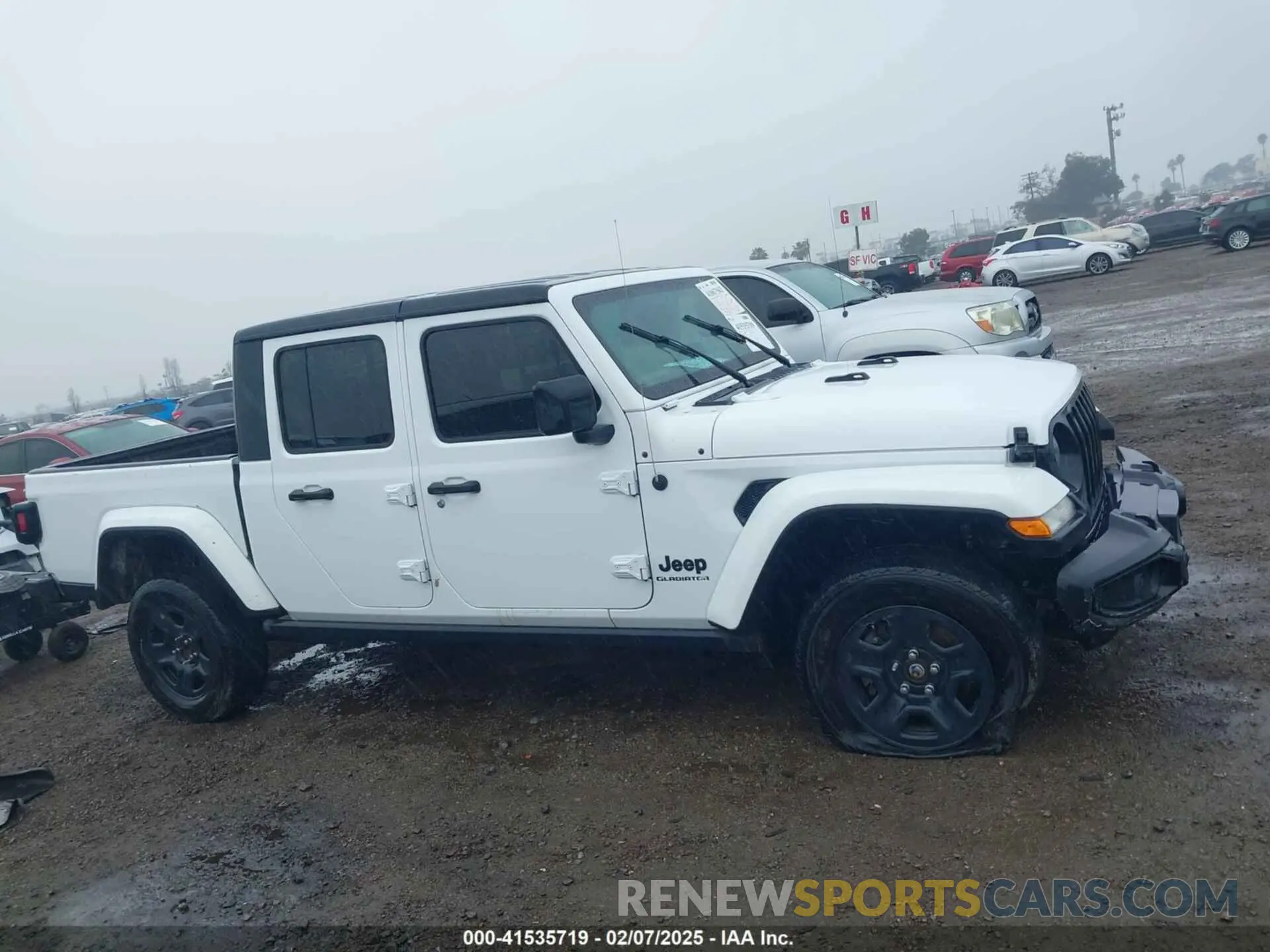 13 Photograph of a damaged car 1C6HJTAGXNL143080 JEEP GLADIATOR 2022