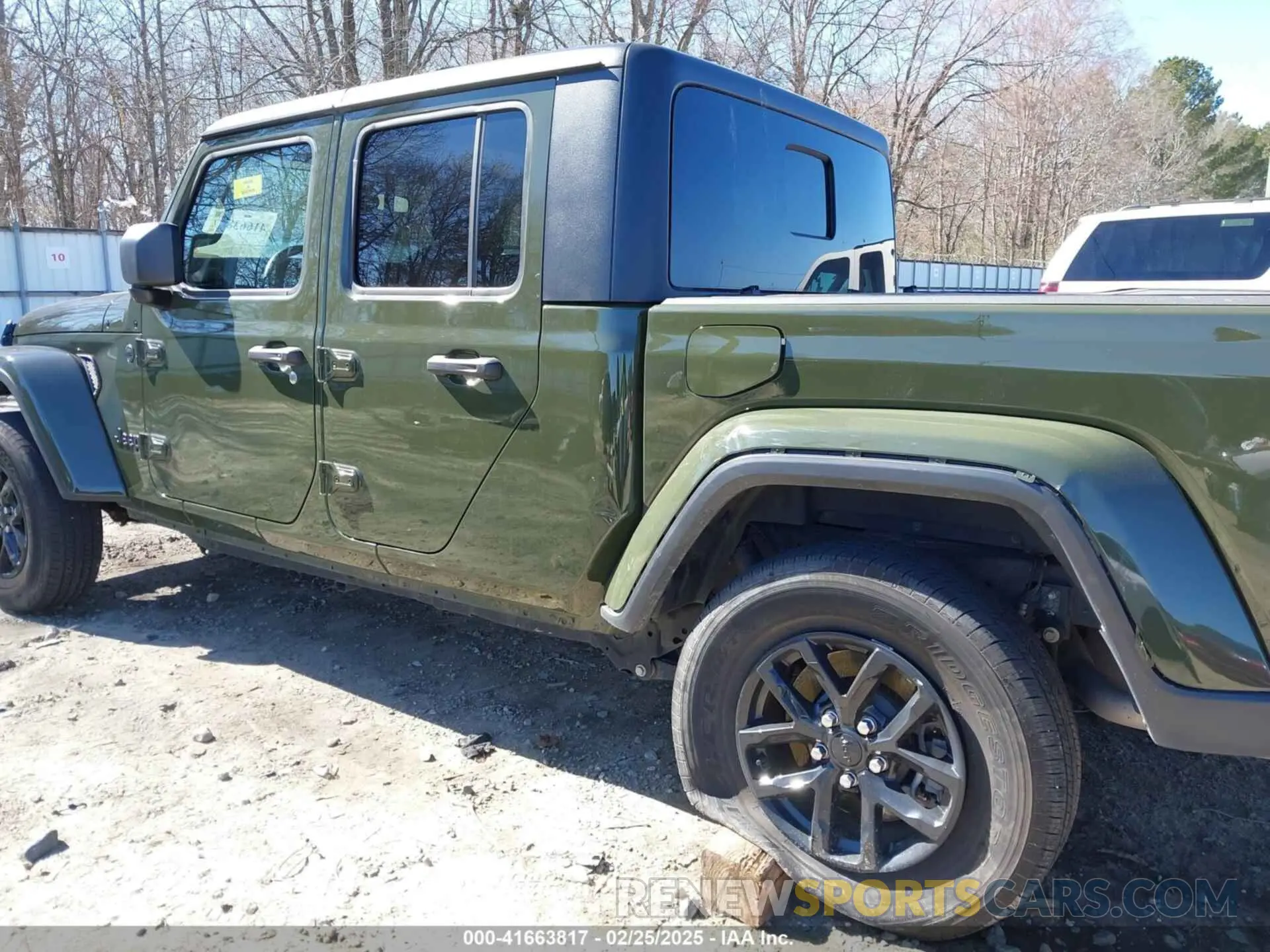 17 Photograph of a damaged car 1C6HJTAGXNL154774 JEEP GLADIATOR 2022