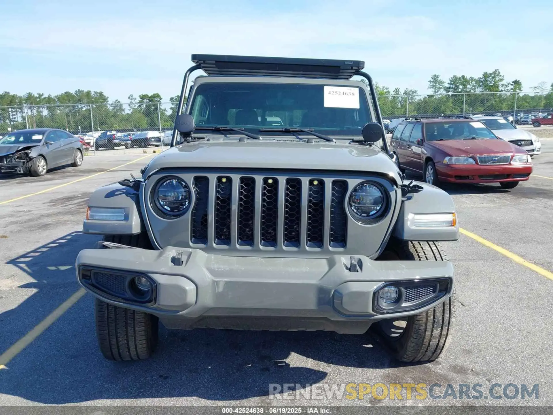 13 Photograph of a damaged car 1C6HJTFG6NL152173 JEEP GLADIATOR 2022