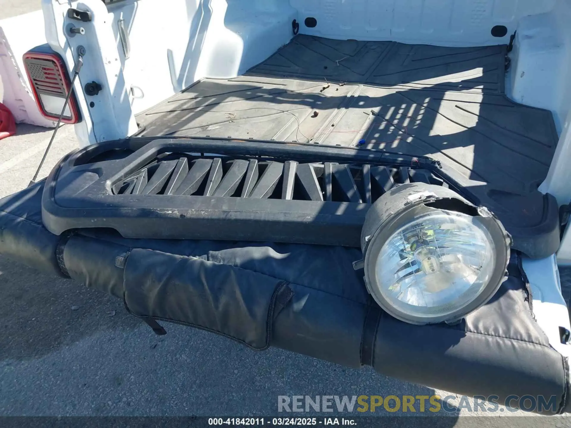12 Photograph of a damaged car 1C6JJTEG0NL103523 JEEP GLADIATOR 2022