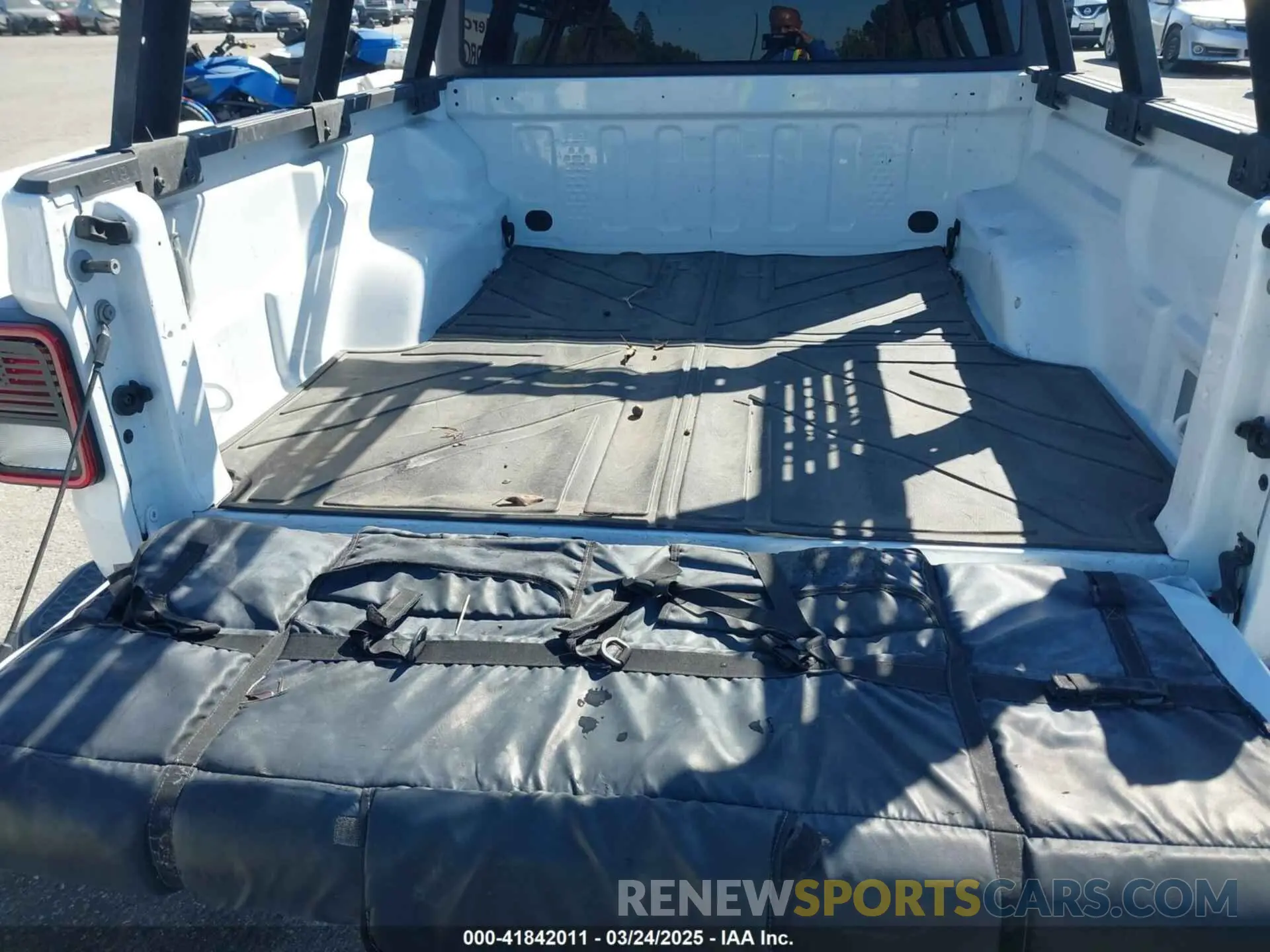 18 Photograph of a damaged car 1C6JJTEG0NL103523 JEEP GLADIATOR 2022