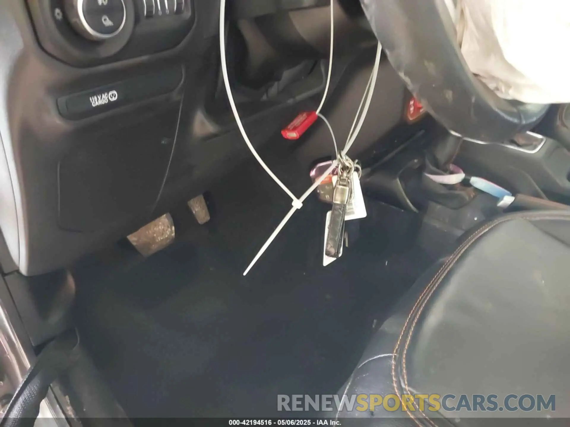 11 Photograph of a damaged car 1C6JJTEG8NL182360 JEEP GLADIATOR 2022